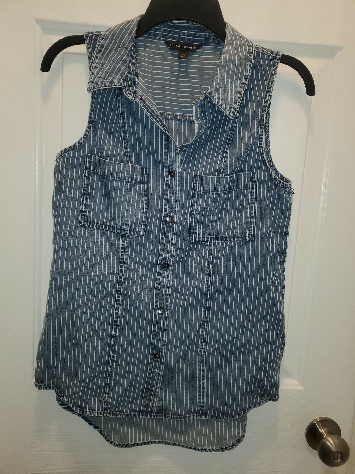 BRAND NEW Rock & Republic Women’s Sleeveless Blue & White Blouse, Size XSmall