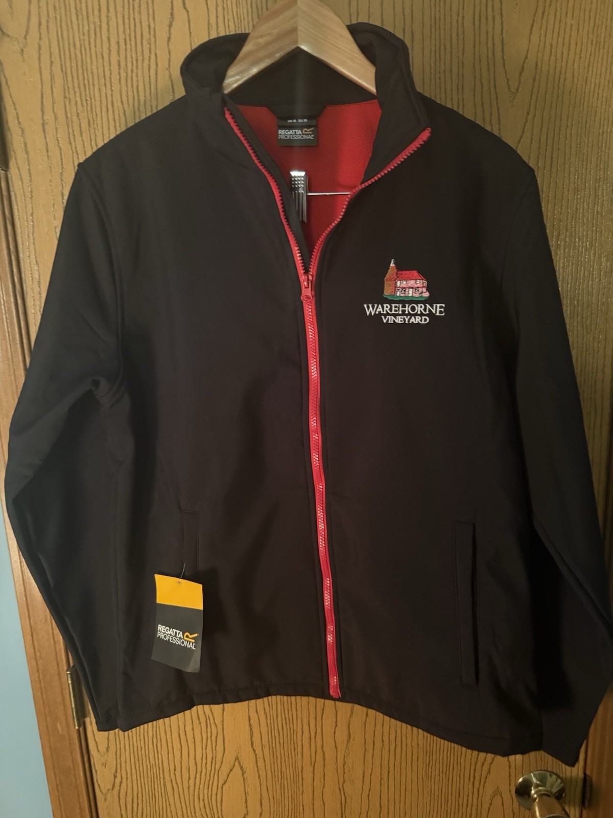 Regatta Men’s Softshell Jacket Warehorne Vineyard Logo Black Red Zip NWT Medium