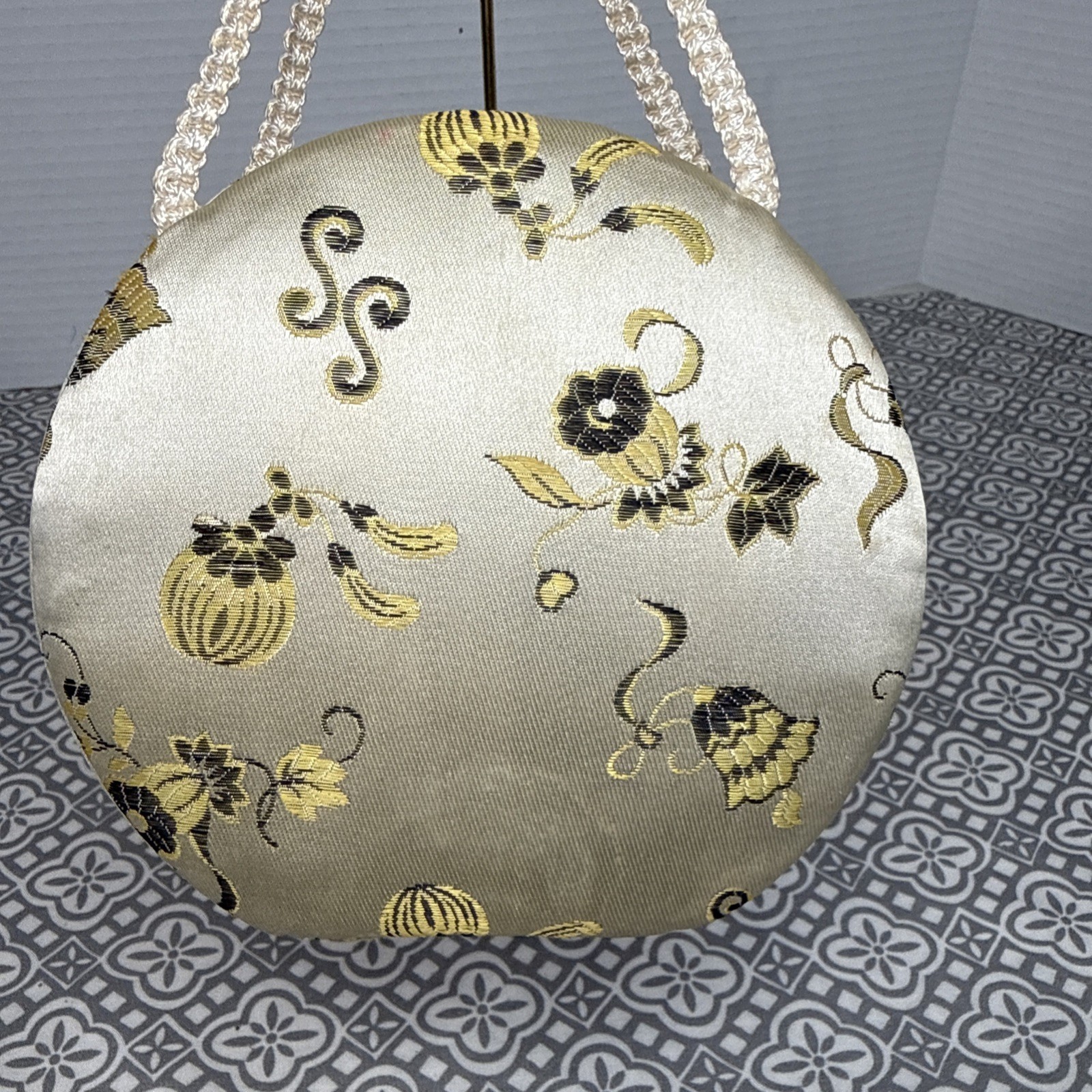 Vintage Embroidered Cream Silk Box Evening Bag, Rare Fashion Gift. See Pictures.