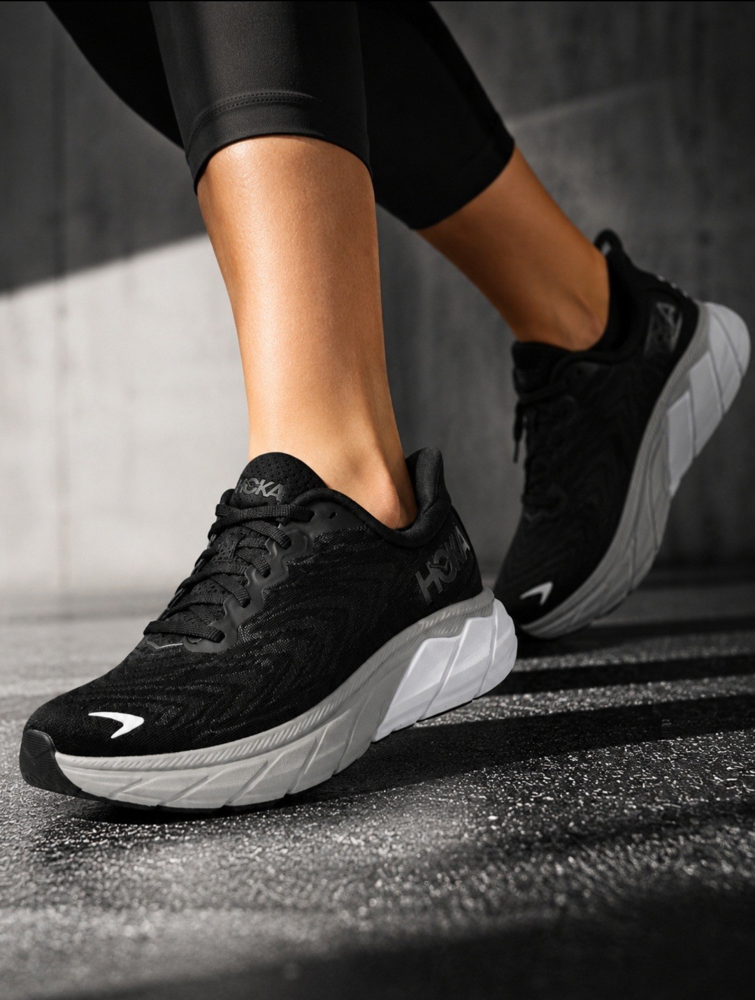 HOKA Arahi 6 Women’s 8.5 D Wide Black White Running Shoes 1123197 BWHT New