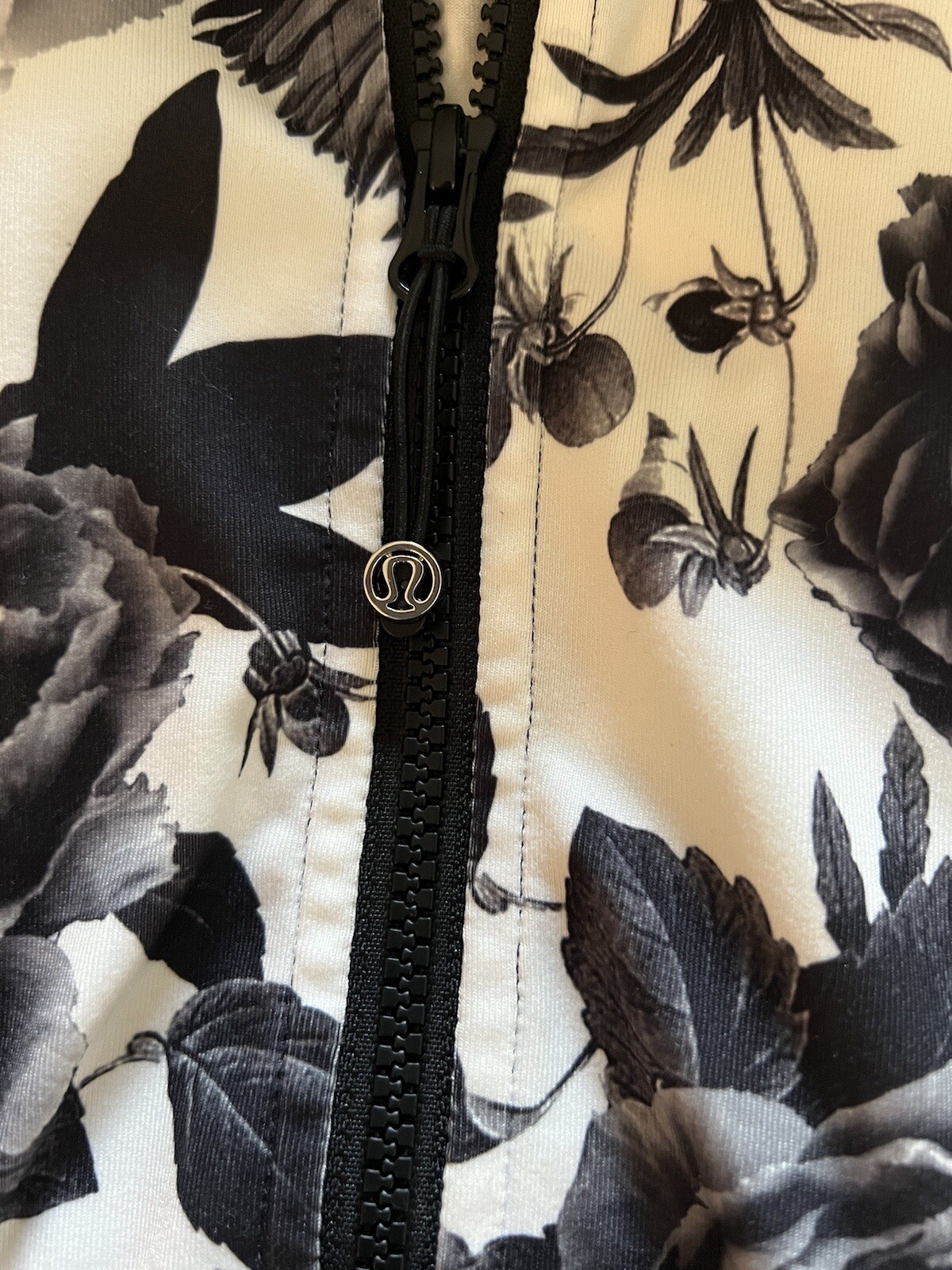 Lululemon asana jacket black white brisk blooms print size 8. d546