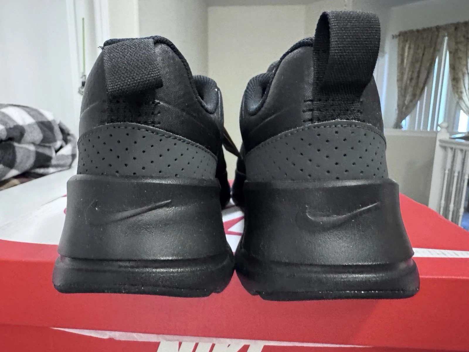 Nike Air Max Nuaxis Sneakers Men’s 10.5 Woman’s 12 Black Anthracite FD4329-004
