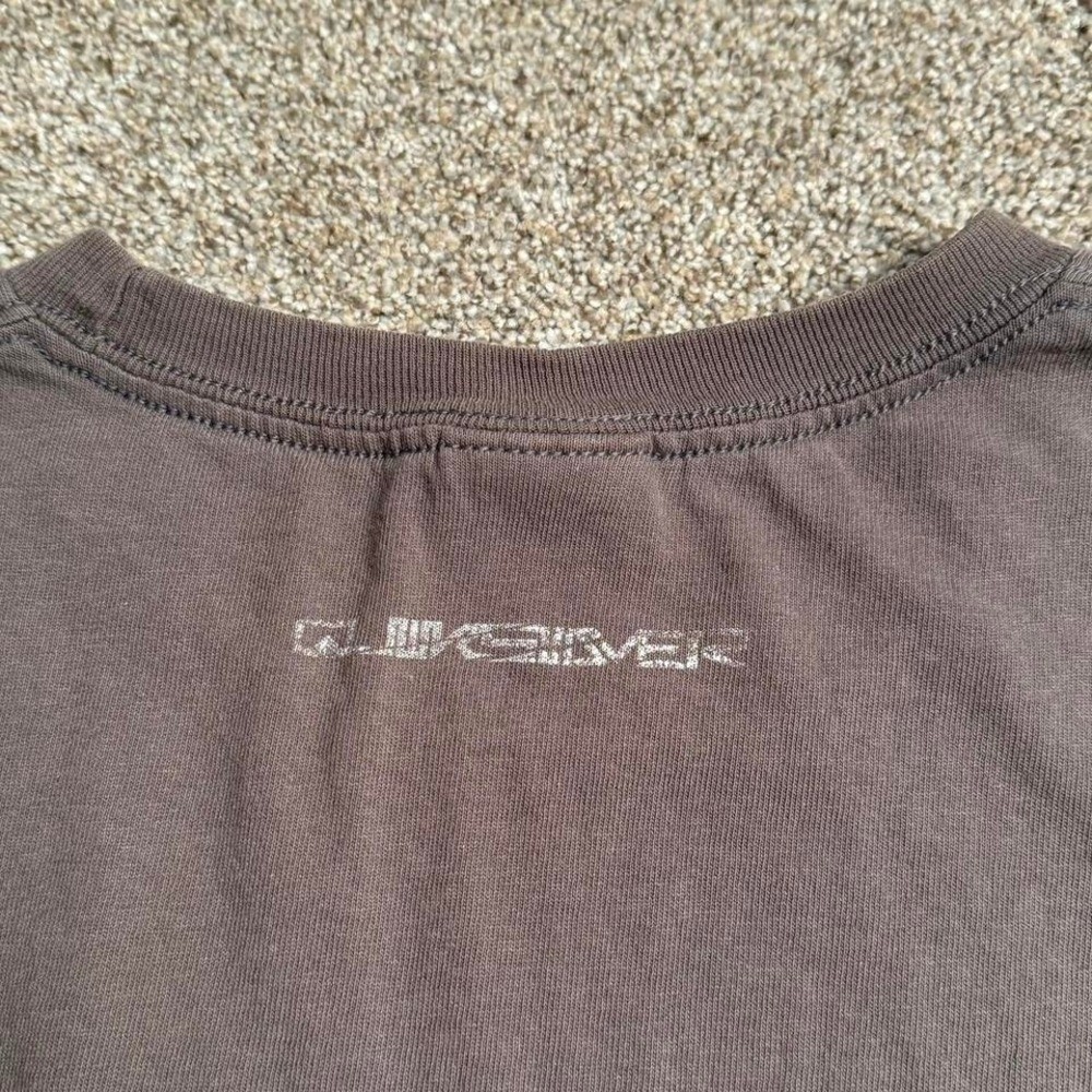 GREY QUIKSILVER Y2K STYLE “SIDE PRINT” GRAPHIC TEE