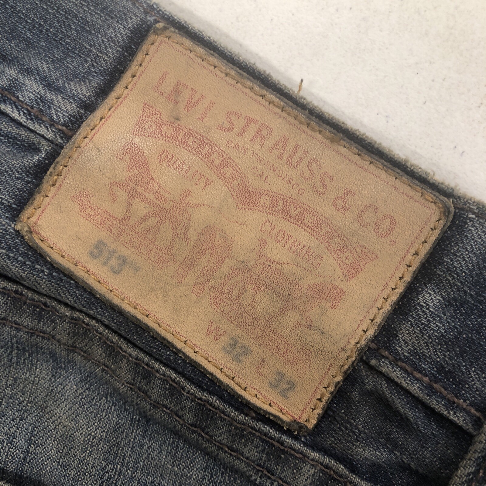 Levi 513 Men’s Slim Straight Fit, Dark Blue, 32×30 See Description Stained Thras
