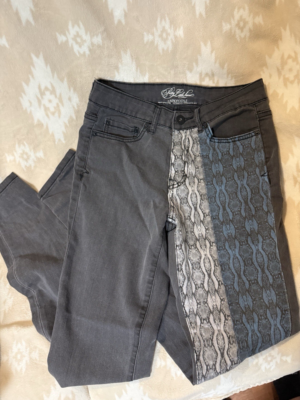 Pretty Little Liars Aeropostale jeans, size 2. Great condition, little wrinkled.