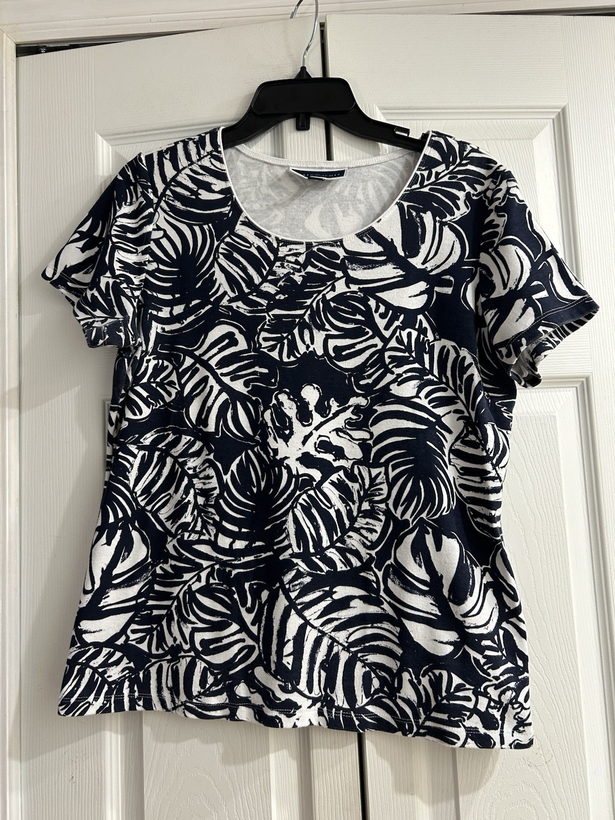 Karen Scott Navy & White Tropical Leaves Short Sleeve Knit Top~42″ bust~Medium