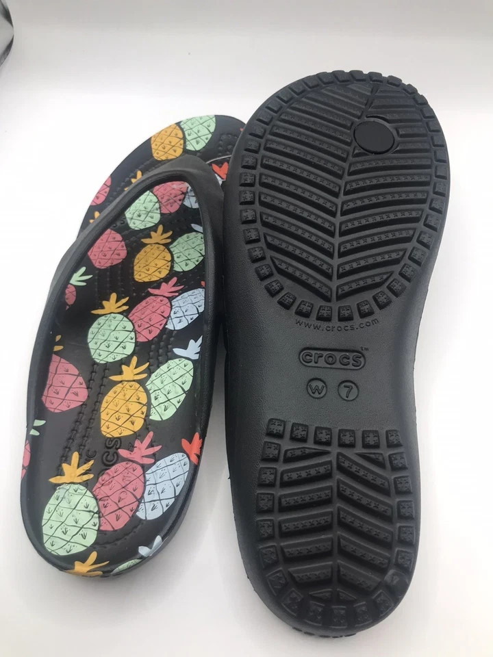 WOMEN’S CROCS KADEE II BLACK/MULTI PINEAPPLES FLIP FLOP BEACH/POOL SANDAL 7 NWT