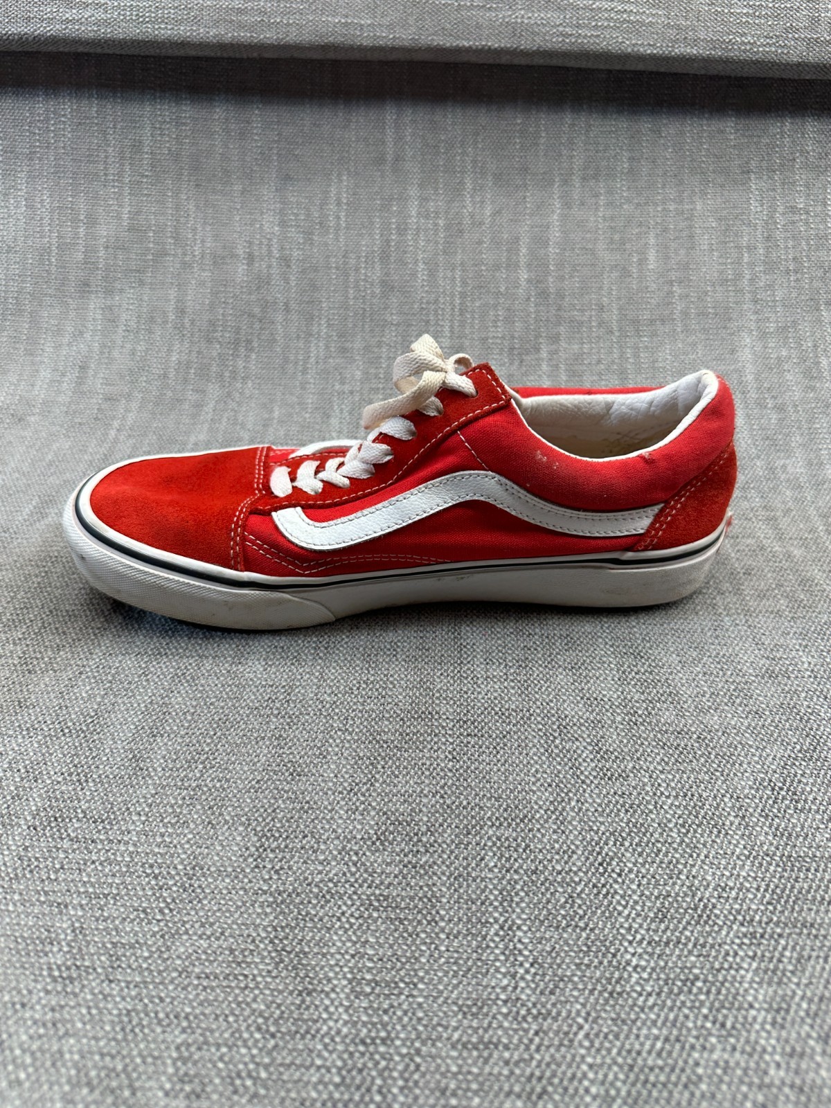 Vans Old Skool Unisex M7.5/W9 Skateboarding Shoes Red Suede Athletic Sneakers