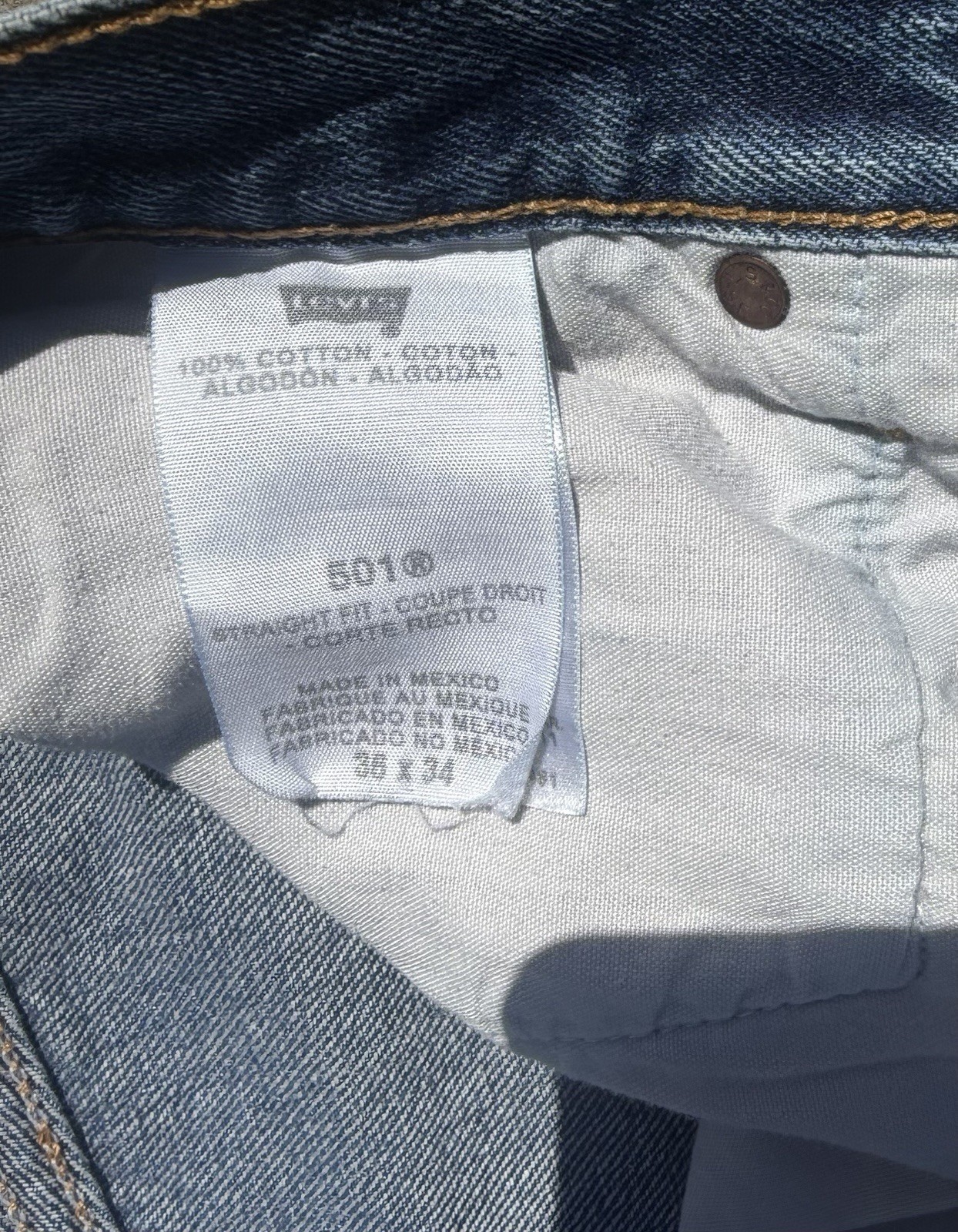 Vintage Levi’s 501 boot cut jeans button fly, dark blue wash size 34