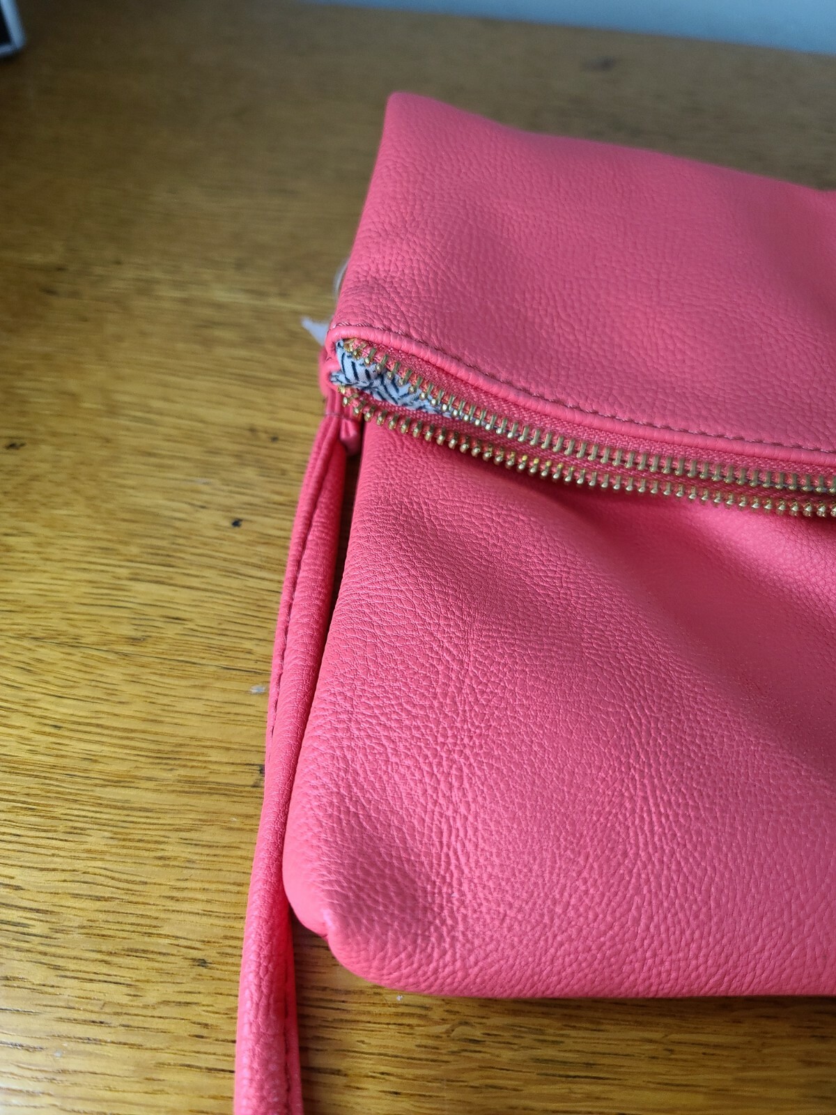 Elevate your style with this stunning Steve Madden clutch in a beautiful coral