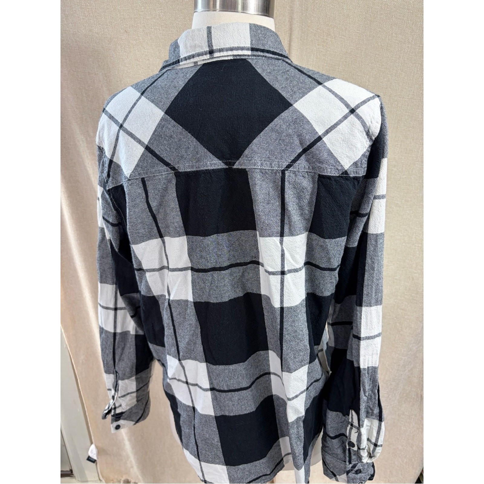 Universal Thread Black and White Plaid Button-Up Shirt size M 100%cotton