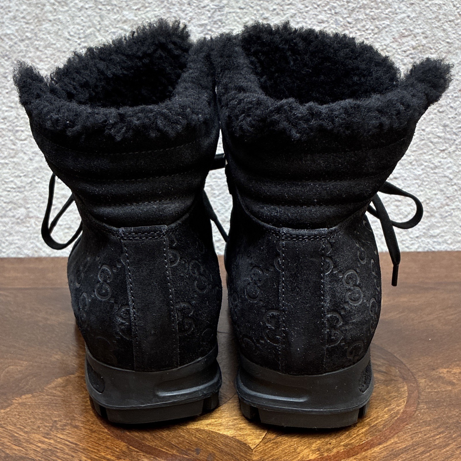 Gucci Men’s Black Suede Ankle Hiker Boots Lined Lace-Up Logo Fur Trim