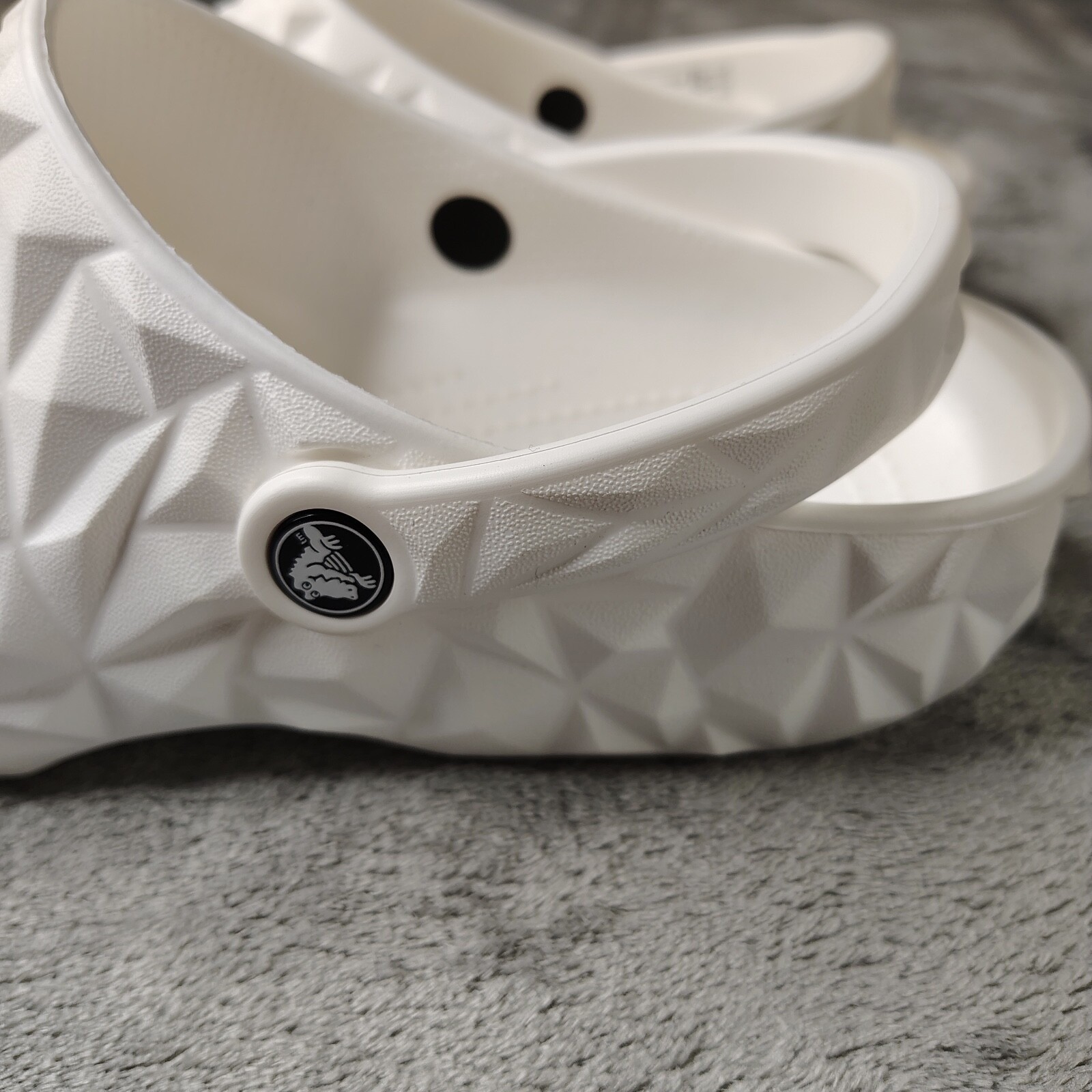 Crocs Geo Classic Clog Mens Size 10 White Geometric Textured Slip On Shoes