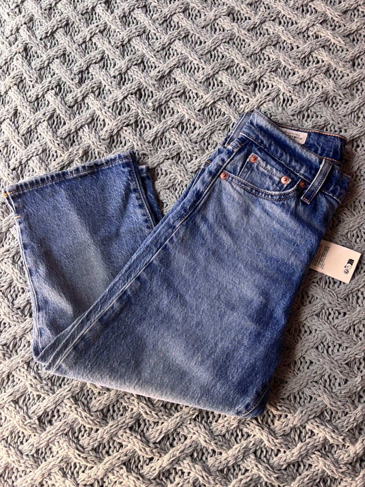 Levi’s Women’s Wedgie Capri Jeans in Medium Wash – Size 23