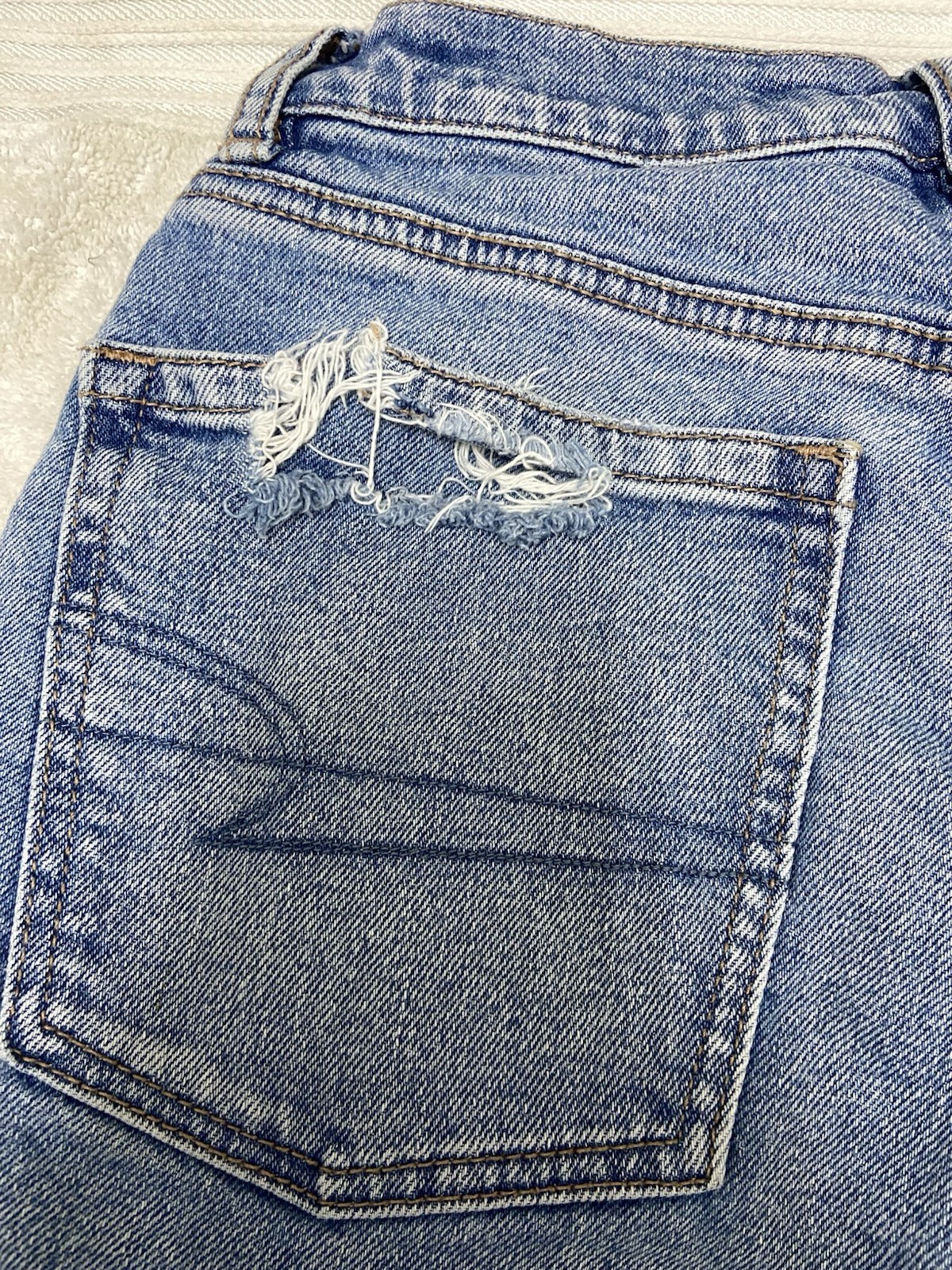 American Eagle Strigid Women’s High Rise Straight Distressed Light Wash Jeans 2