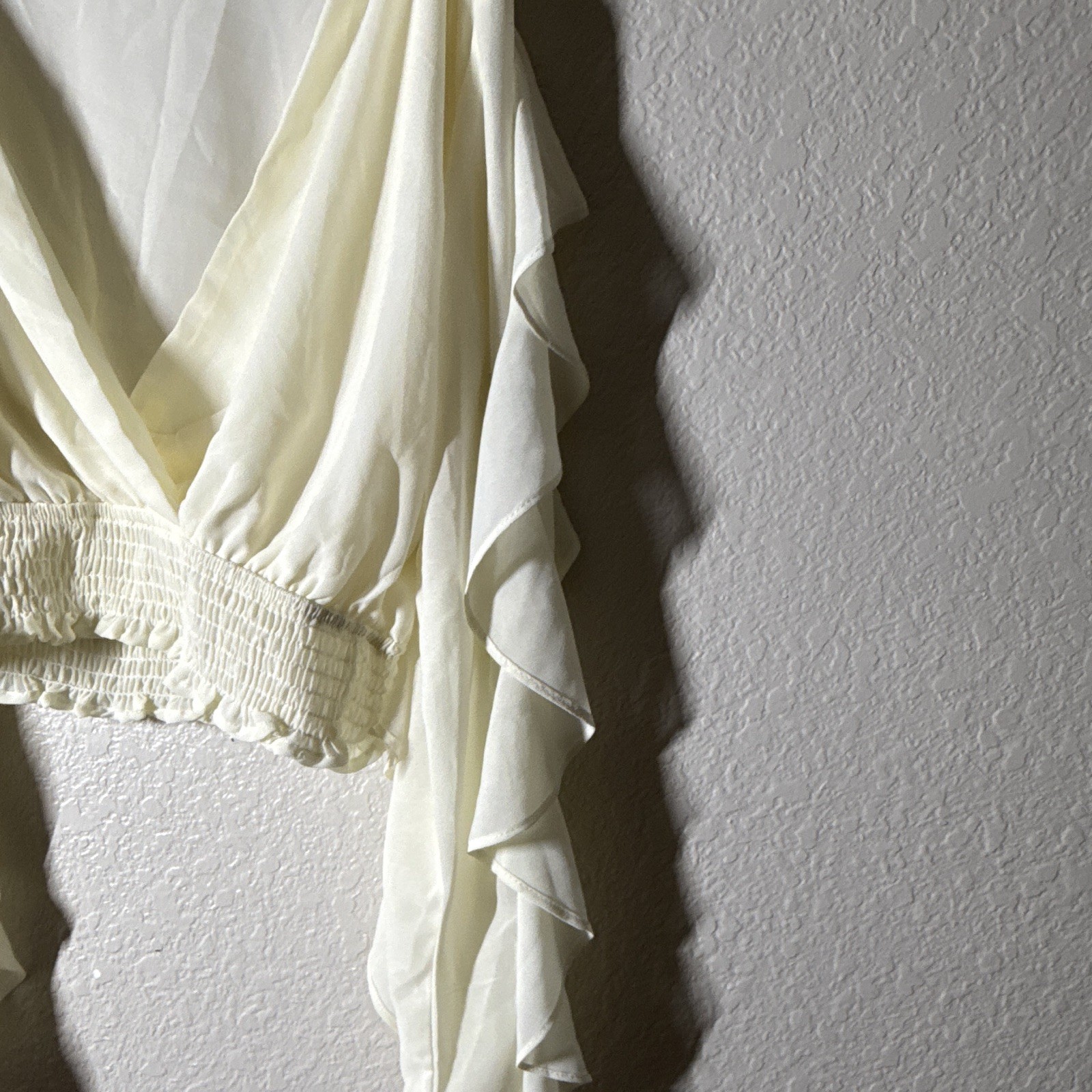 MadRag White Solid V-Neck Ruffle Long Sleeve Cropped Blouse Size M
