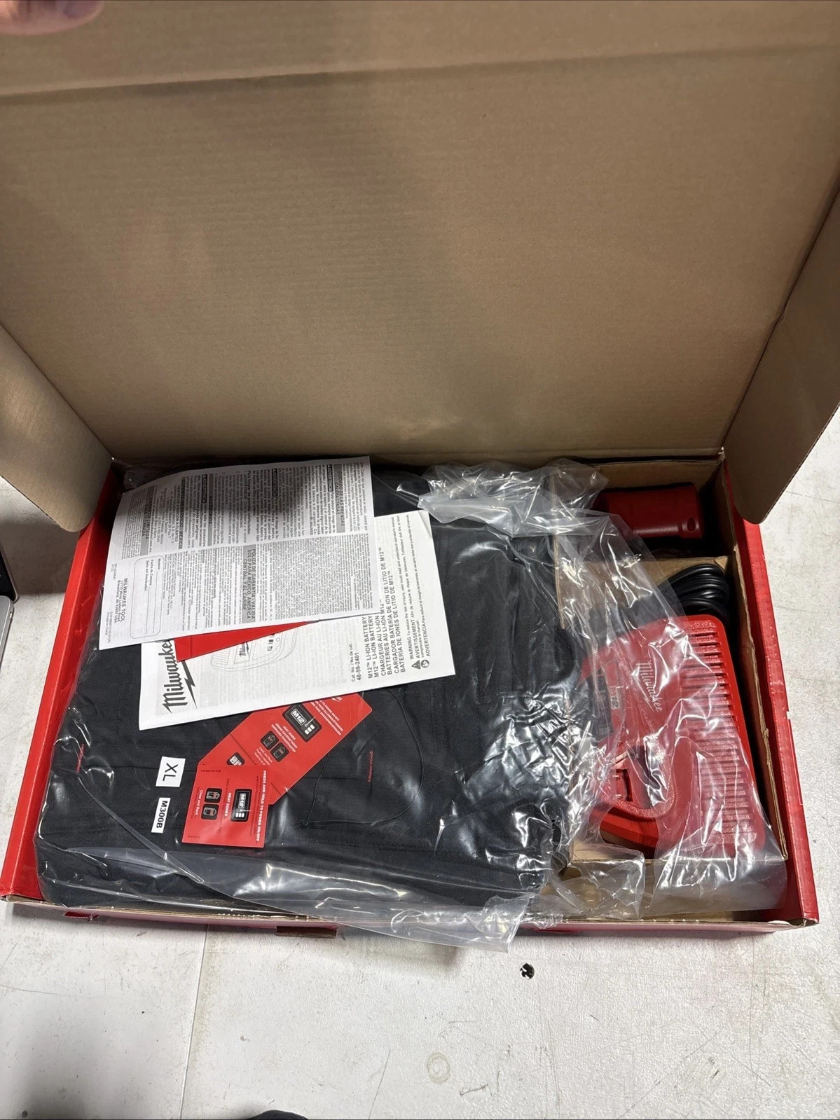 Milwaukee Men’s XL M12 Heated Vest Kit (M300B-21XL)