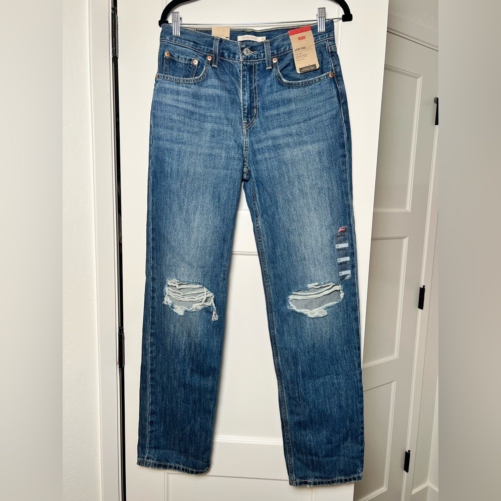 NWT Levi’s Low Pro Distressed Jeans, Size 27