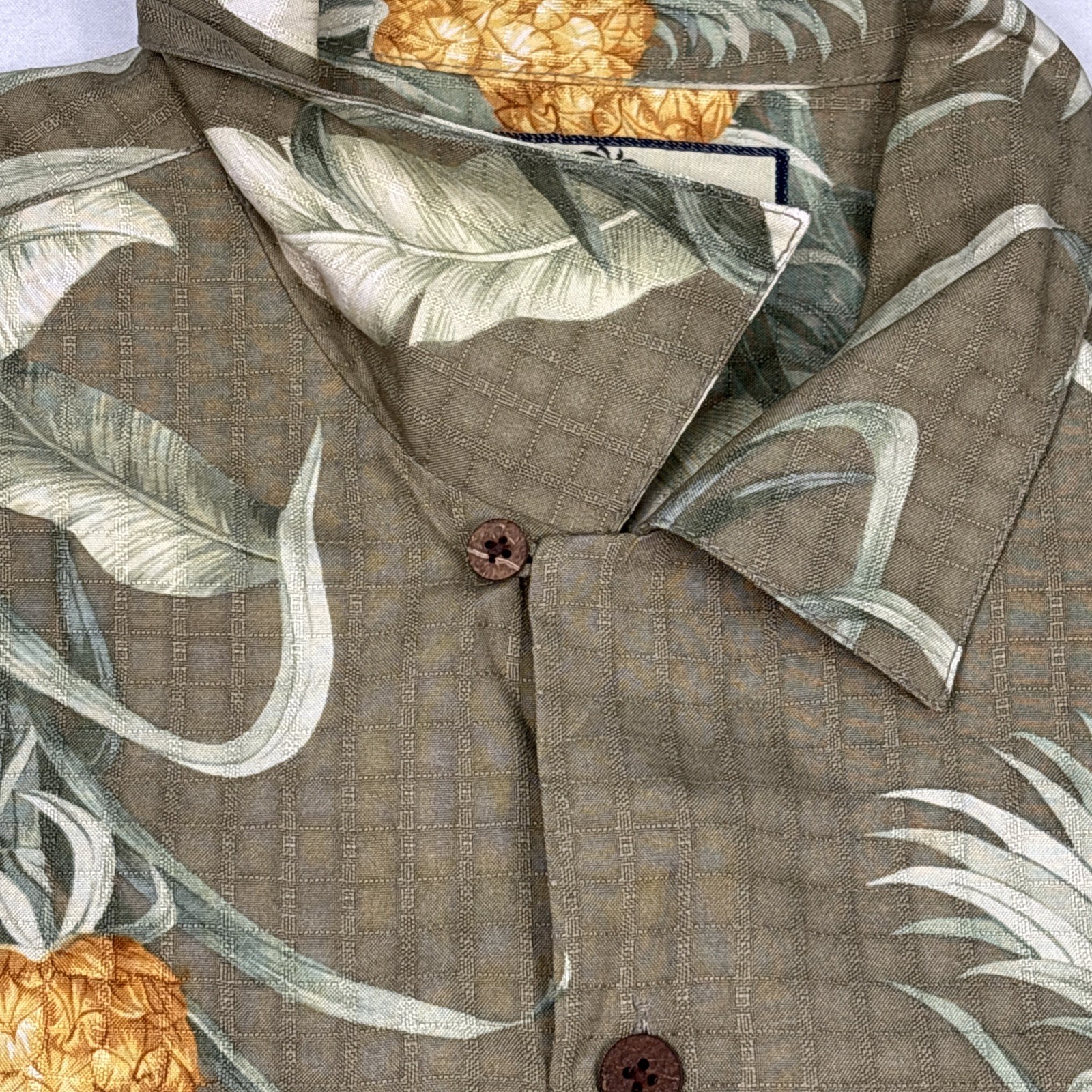 Tommy Bahama Button Up Men’s Medium Beige Silk Floral AOP Hawaiian Vacation
