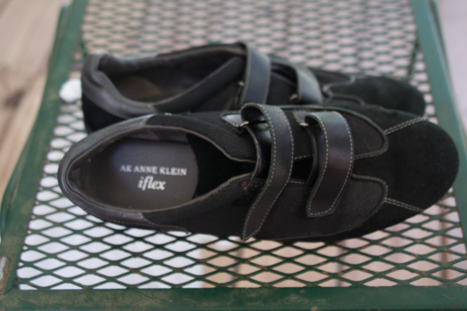 WOMENS’ CASUAL, WALKING SHOE.