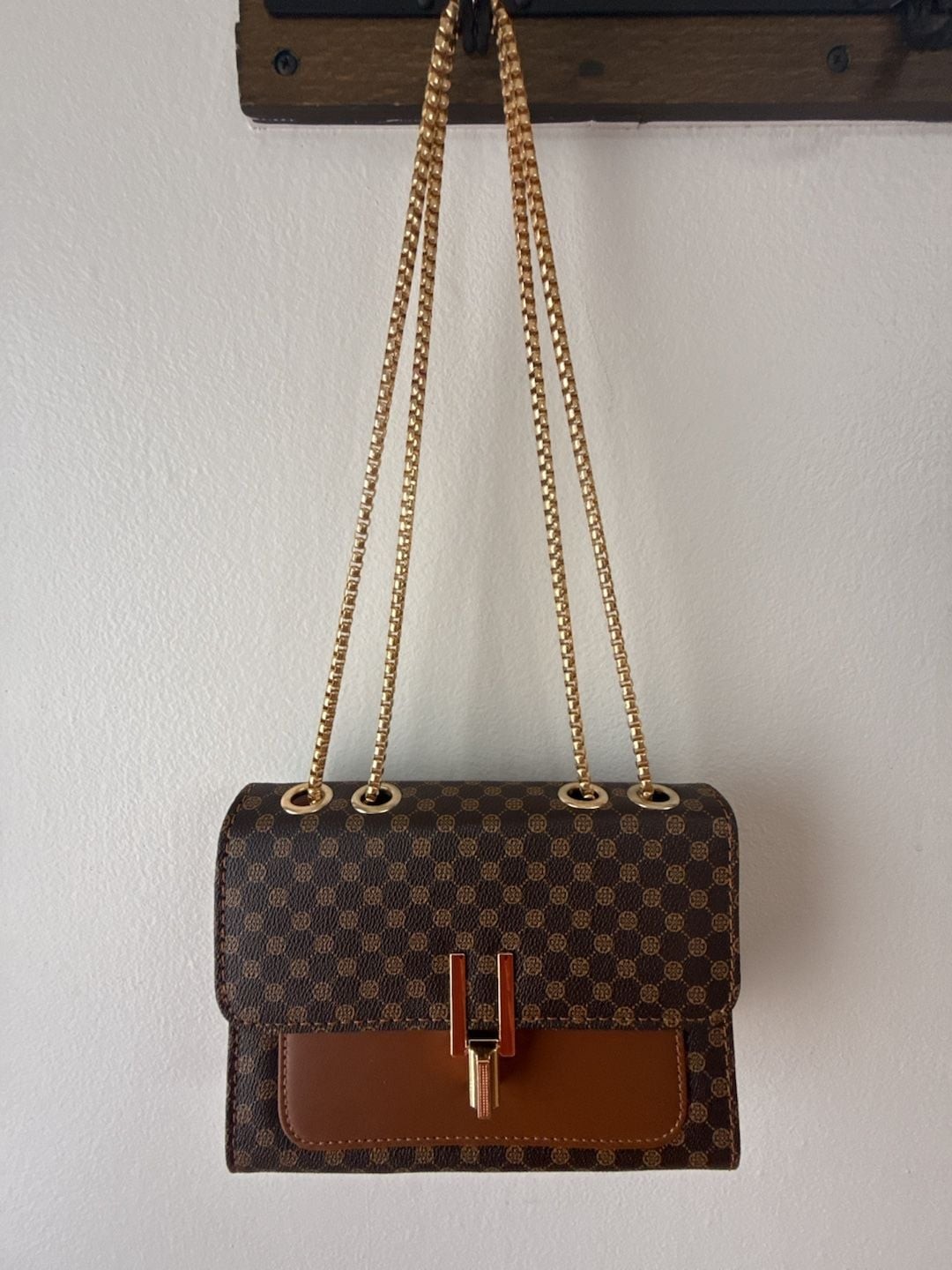 Contrast Color Polka Dot Print Chain Shoulder Bag with Clip Lock