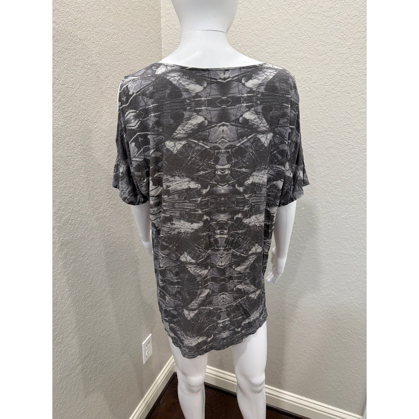 Trouvé Nordstrom Cold Shoulder Graphic Print Top – Size Small