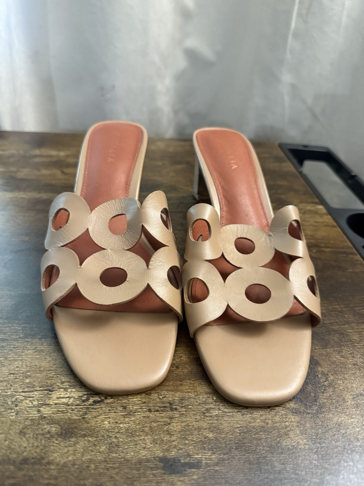 CECELIA NEW YORK Beige Cutout Circle Slide Mules size 8.5