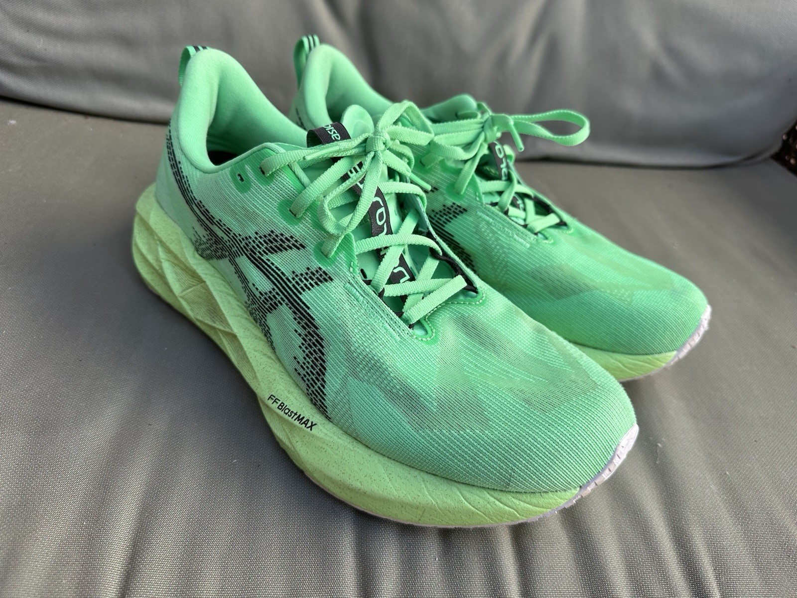 Men’s ASICS Novablast 5 Athletic Running Shoes NBY – Vital Green – Size 10.5