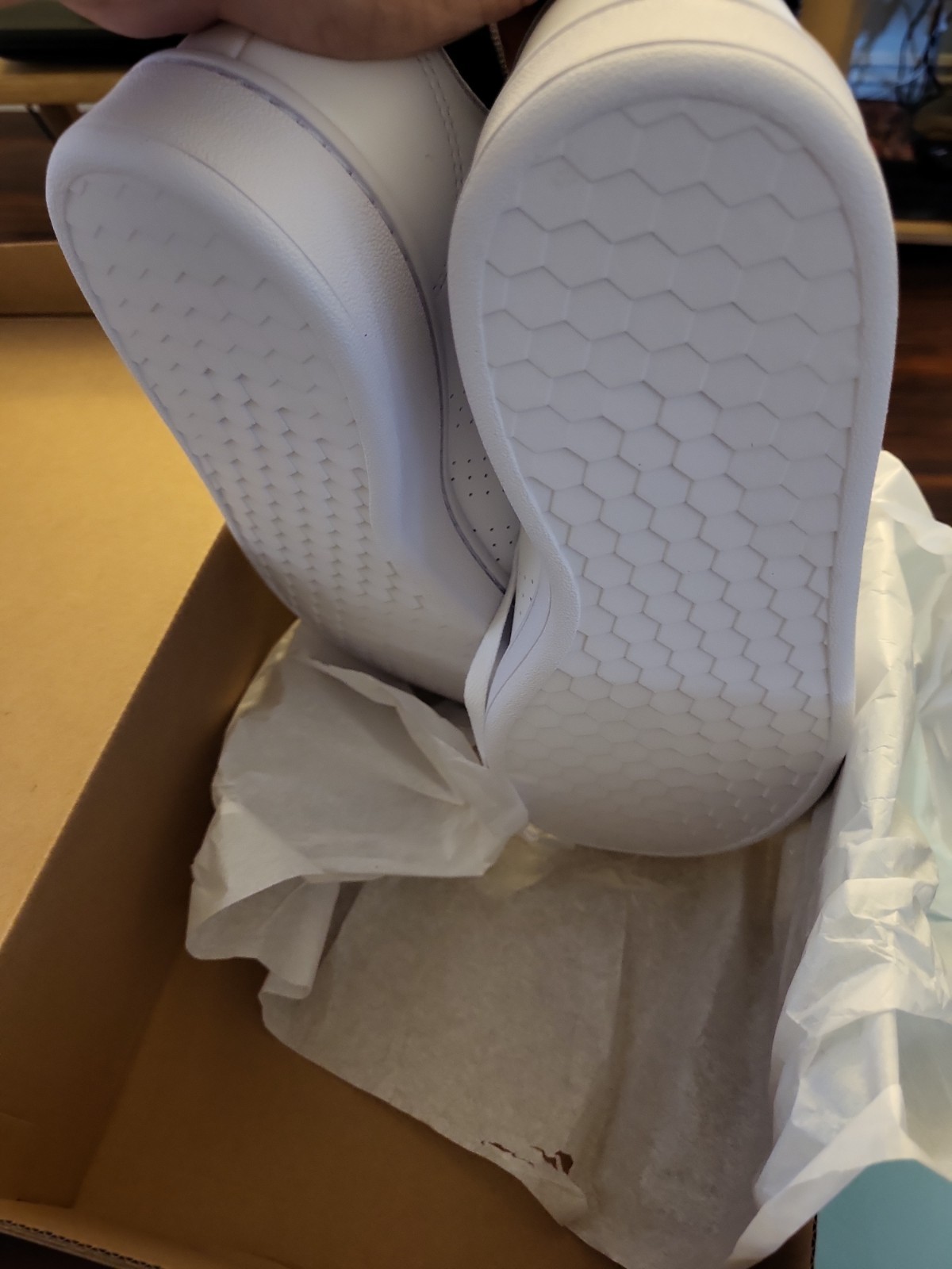 Adidas men Advantage Shoes White / GREEN size 10. Brand New