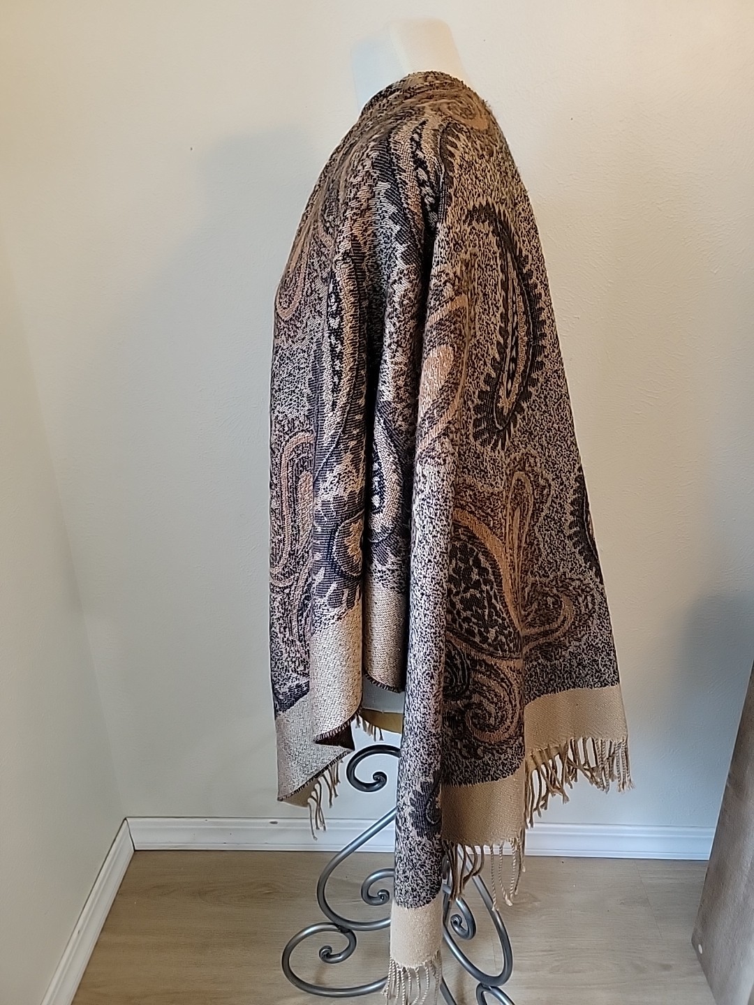 East 5th Avenue Wrap Shawl Sweater One Size Beige Paisley Fringe Boho New