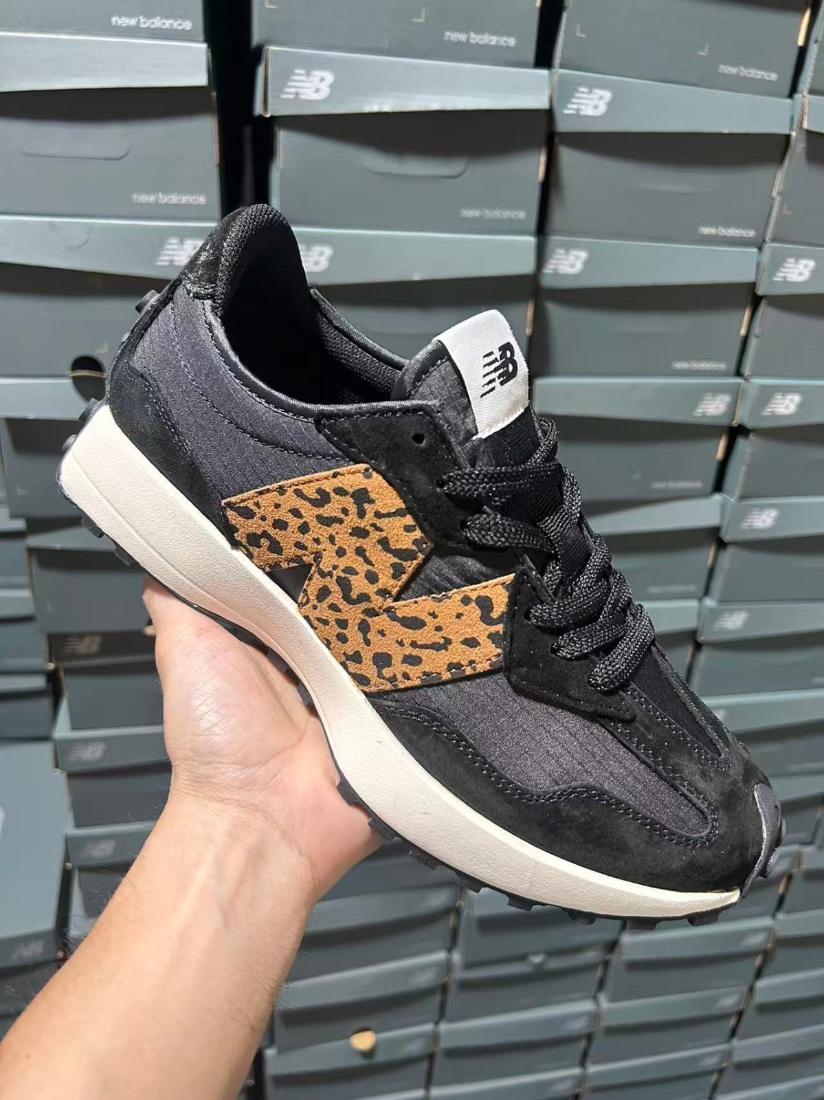 New Balance 327 Women Black Leopard Retro Athletic Trainers / WS327RBL