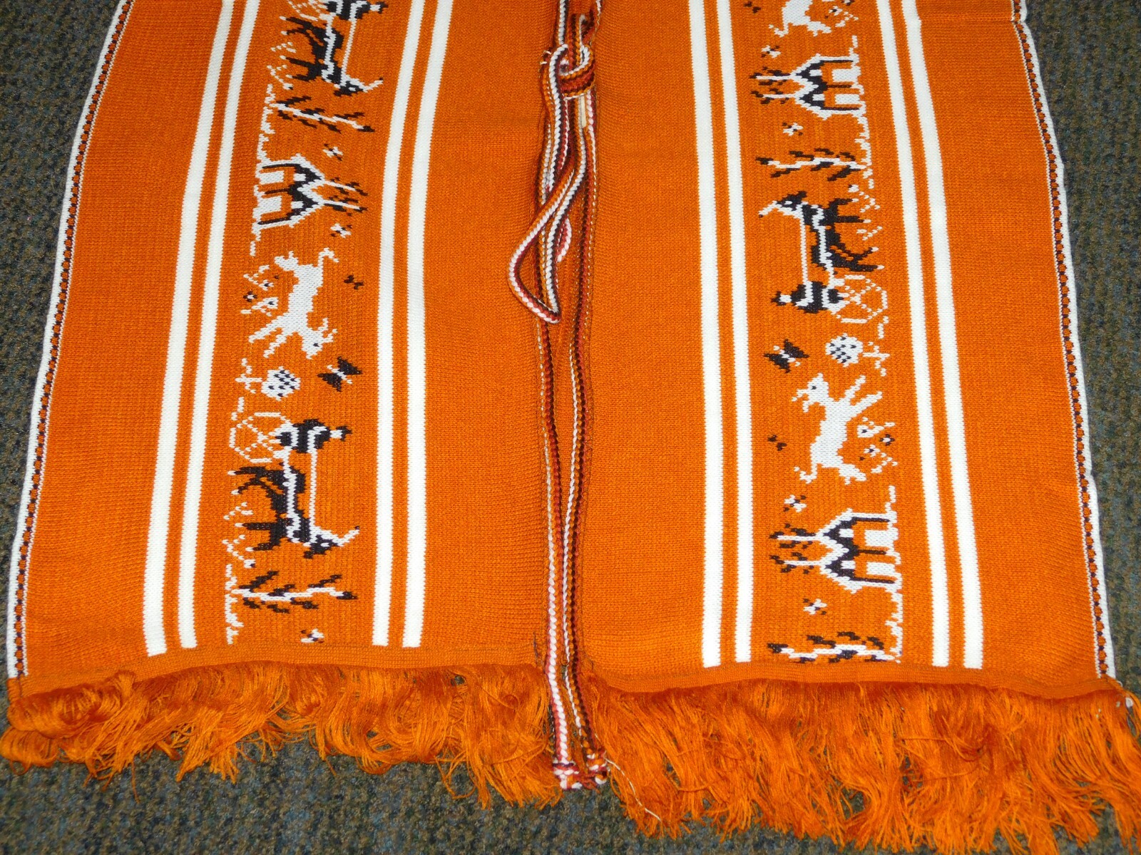 VINTAGE HORSE & BUGGY MID THIGH LENGTH OPEN FRONT PONCHO W/FRONT TIE