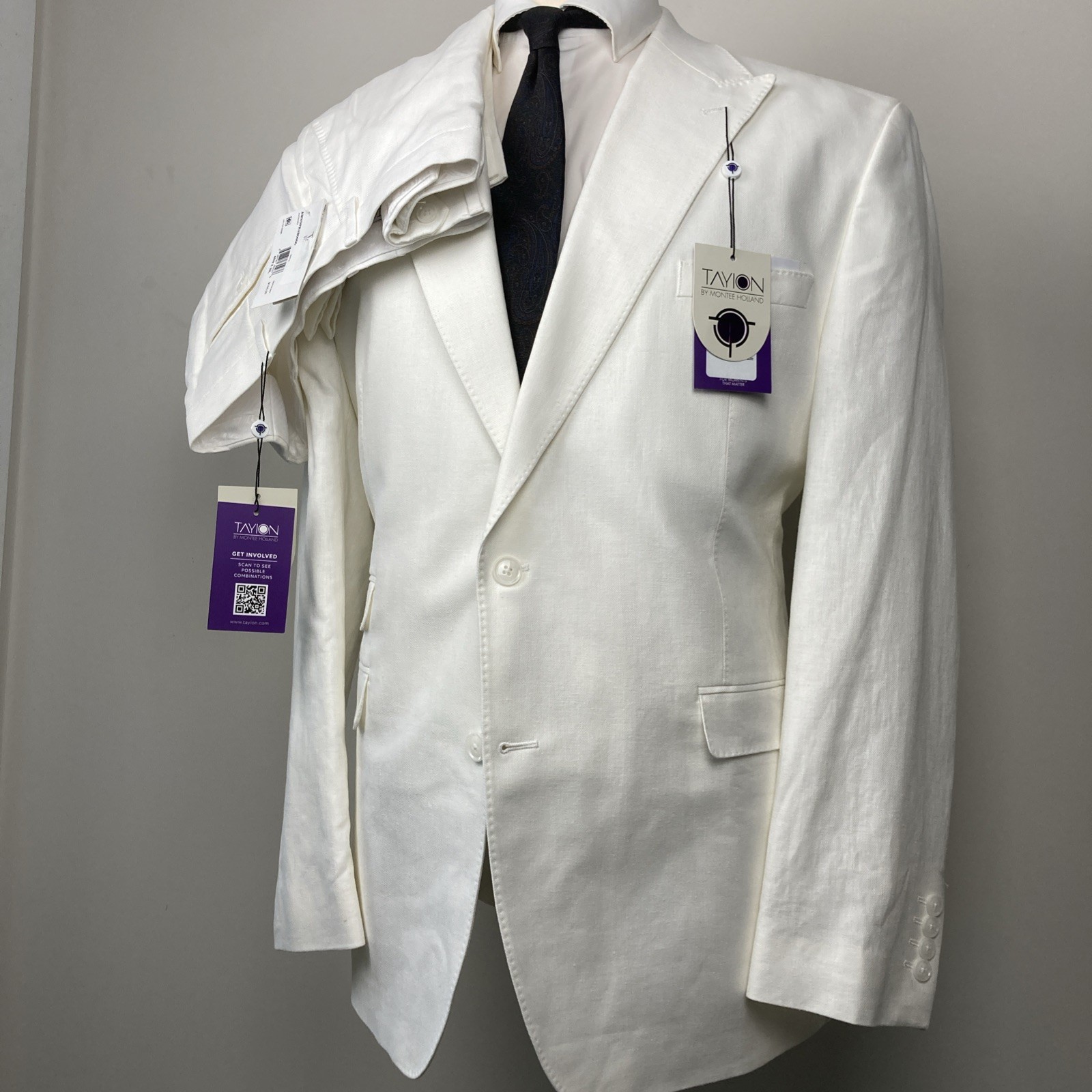 Tayion Collection Men’s 2-pc Classic-Fit Suit Jacket 46L Pants 40W 30L White