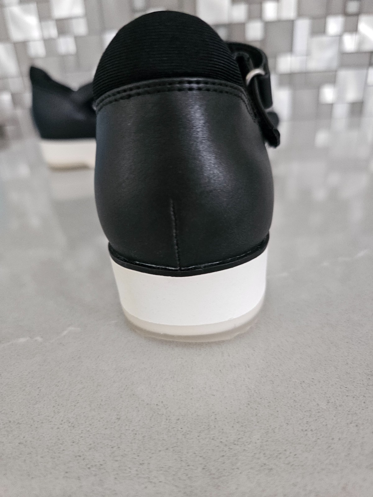 Womens baretraps size 8 black new in box