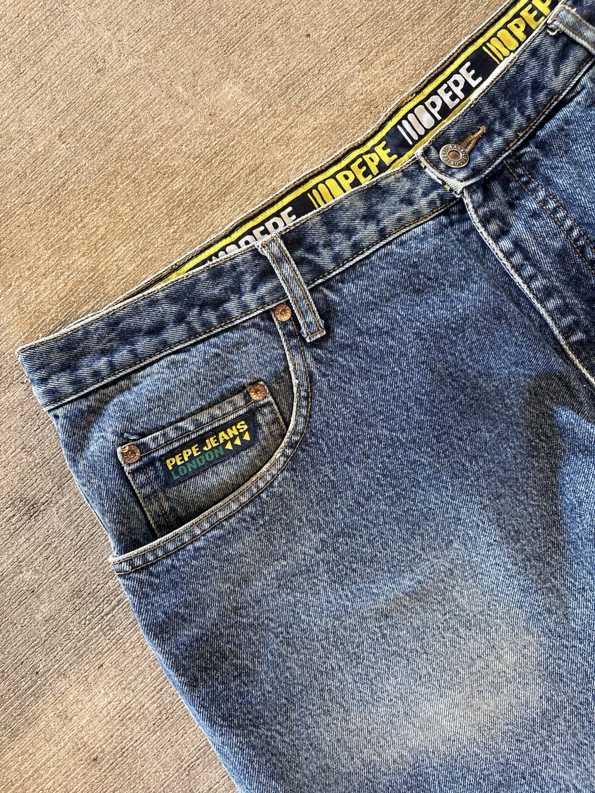 Pepe Jeans Men’s Blue Medium Wash Straight Regular Fit Mid Rise 5-Pocket Jeans