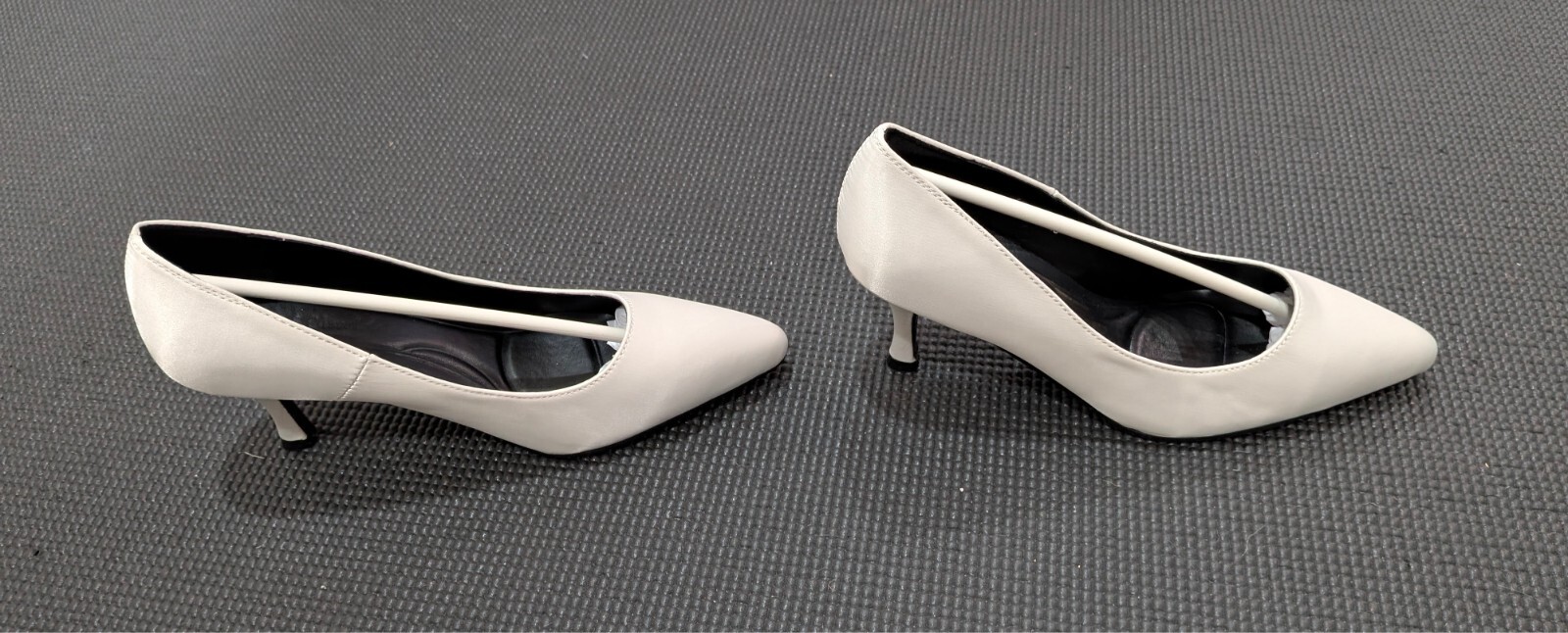 SALT AND CHOCOLATE Pointed toe satin stiletto pumps 7cm/beige/230