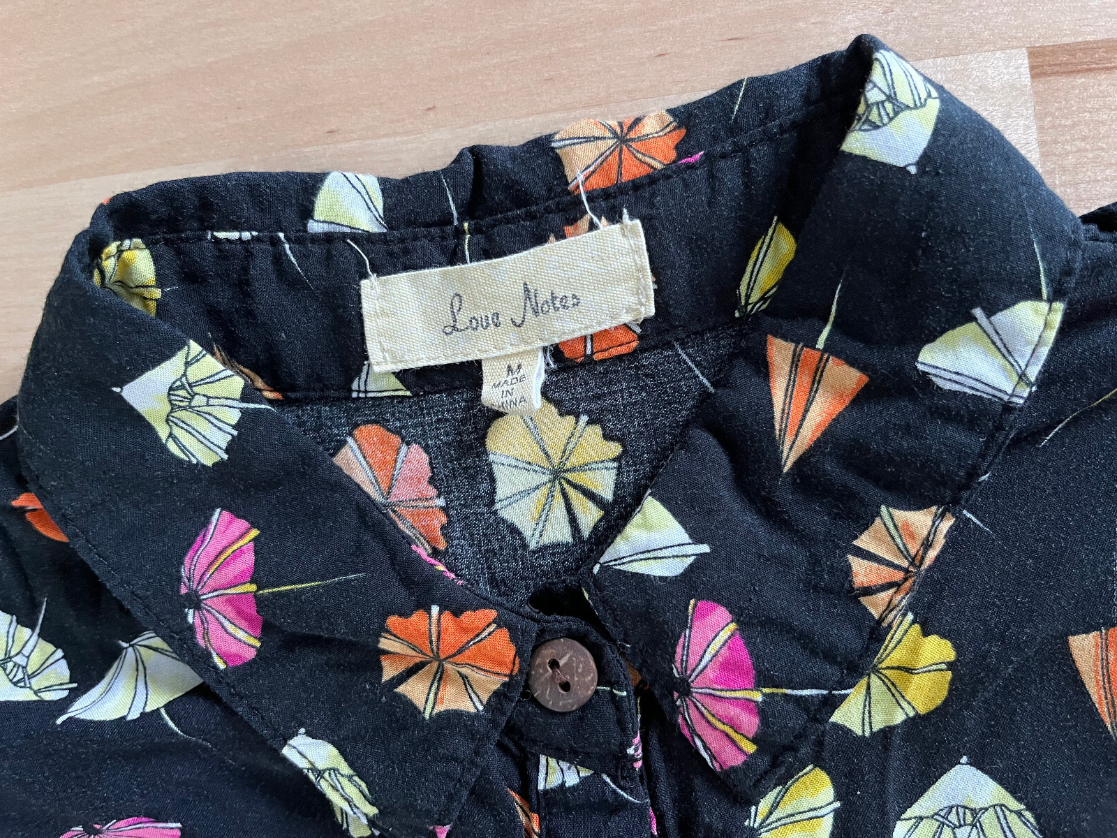 Love Notes Black w/ Umbrella Design Short Sleeve Button Down Crop Top Women’s M