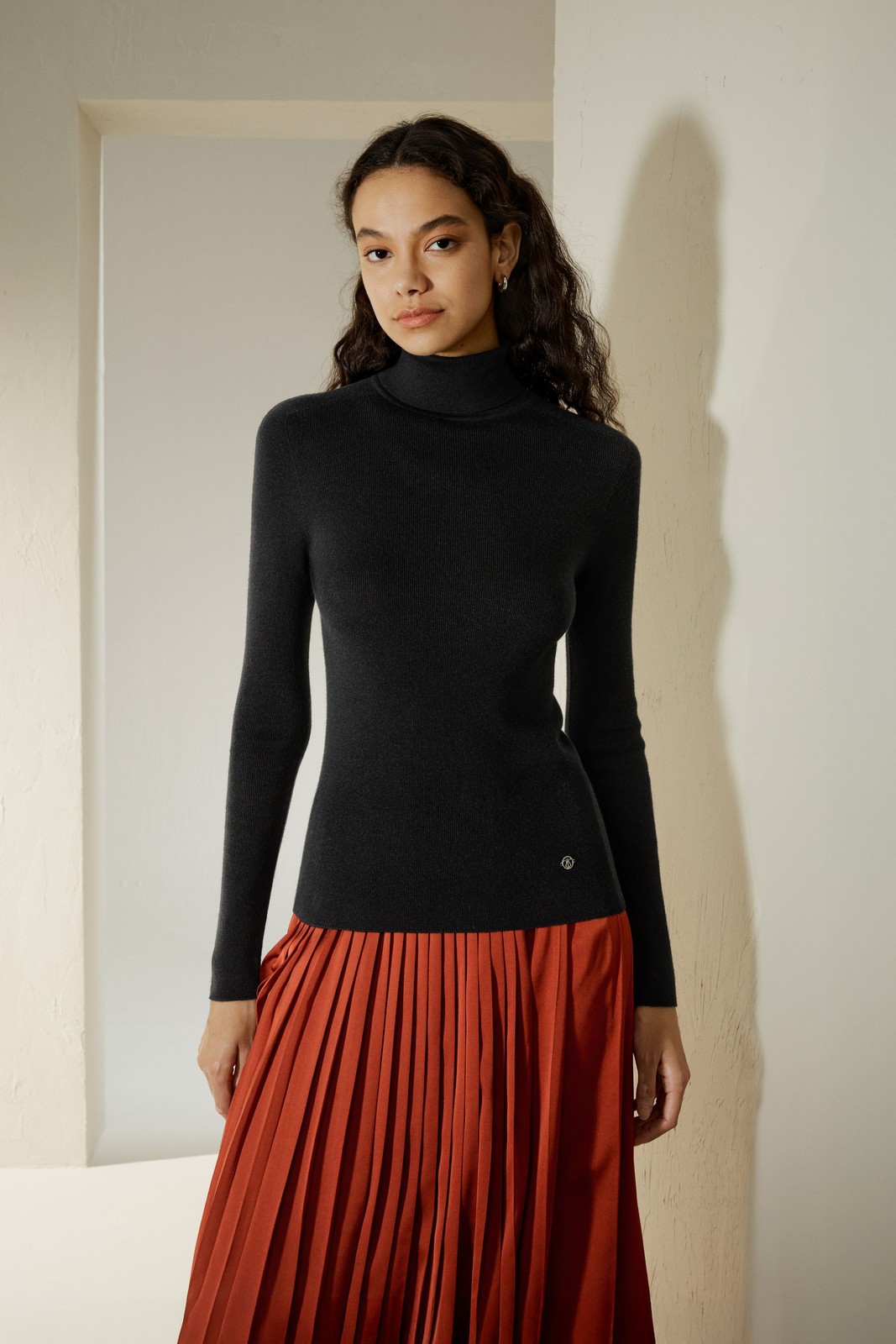 $159 / LILYSILK Seamless SILK-CASHMERE BLEND Black TURTLENECK SWEATER – L