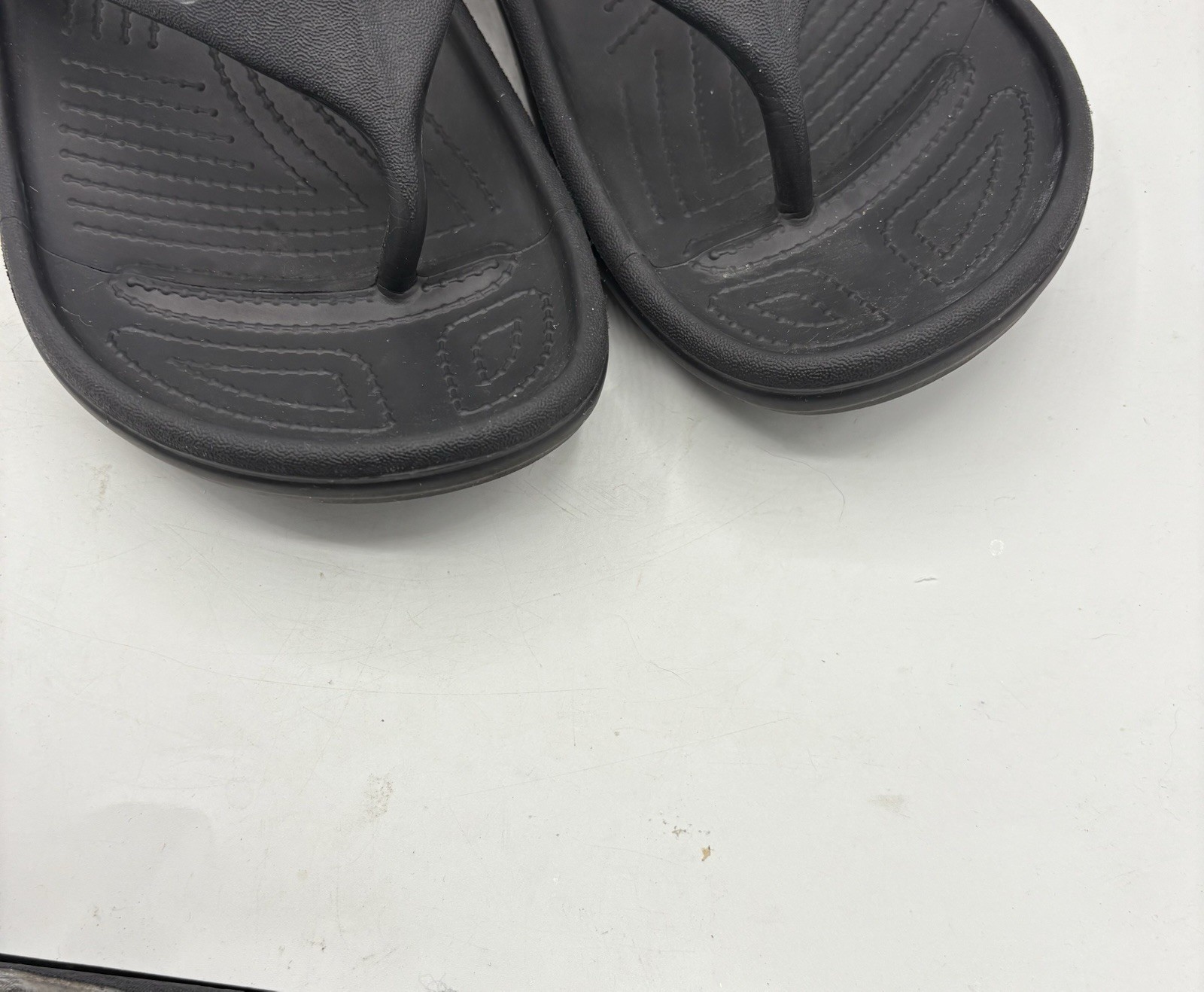 Crocs Baya Flip Flops Men’s Size 12 Black Thong Slip On Comfort Cushioned Sandal