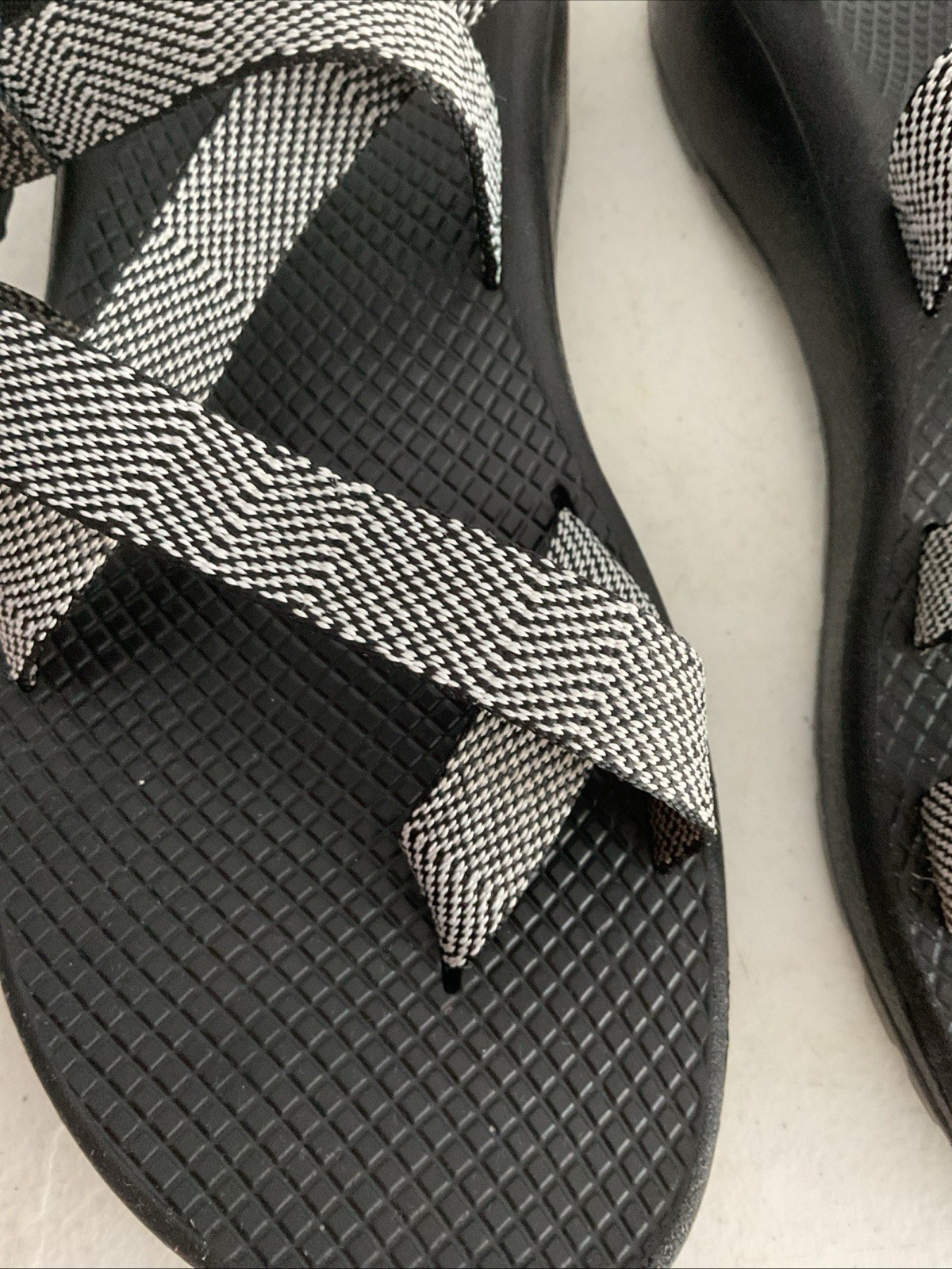 Chaco Z2 Cloud Women’s Strappy Toe Loop Sandals Black White Geometric Sz W11