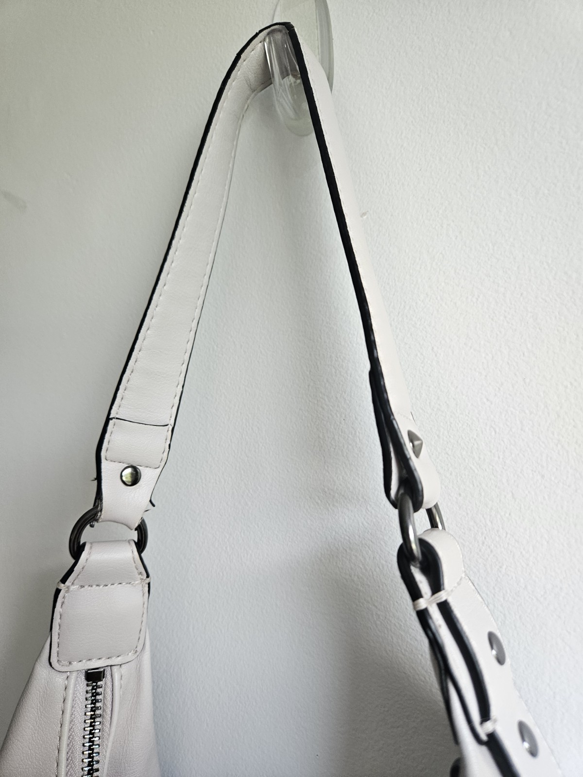 Simply Vera Vera Wang Gray Shoulder Bag Zip Closure Inner Pockets Black Hardware