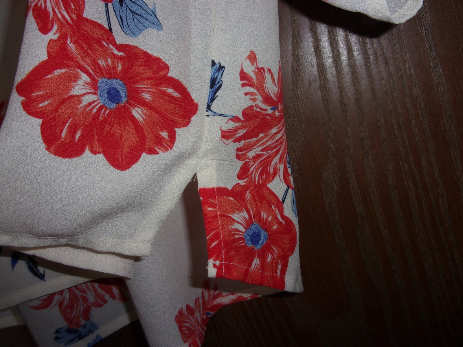NEW w/Tag ~ Maurices Pretty Flower Blouse w/zipper detail ~ Size “Large”