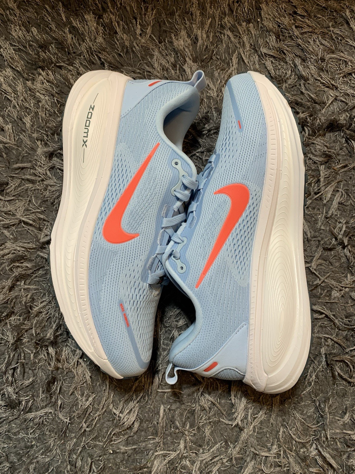 Size 9 Men’s Nike Vomero 18 Ice Blue White Blue Fox Bright Crimson IQ9406-411