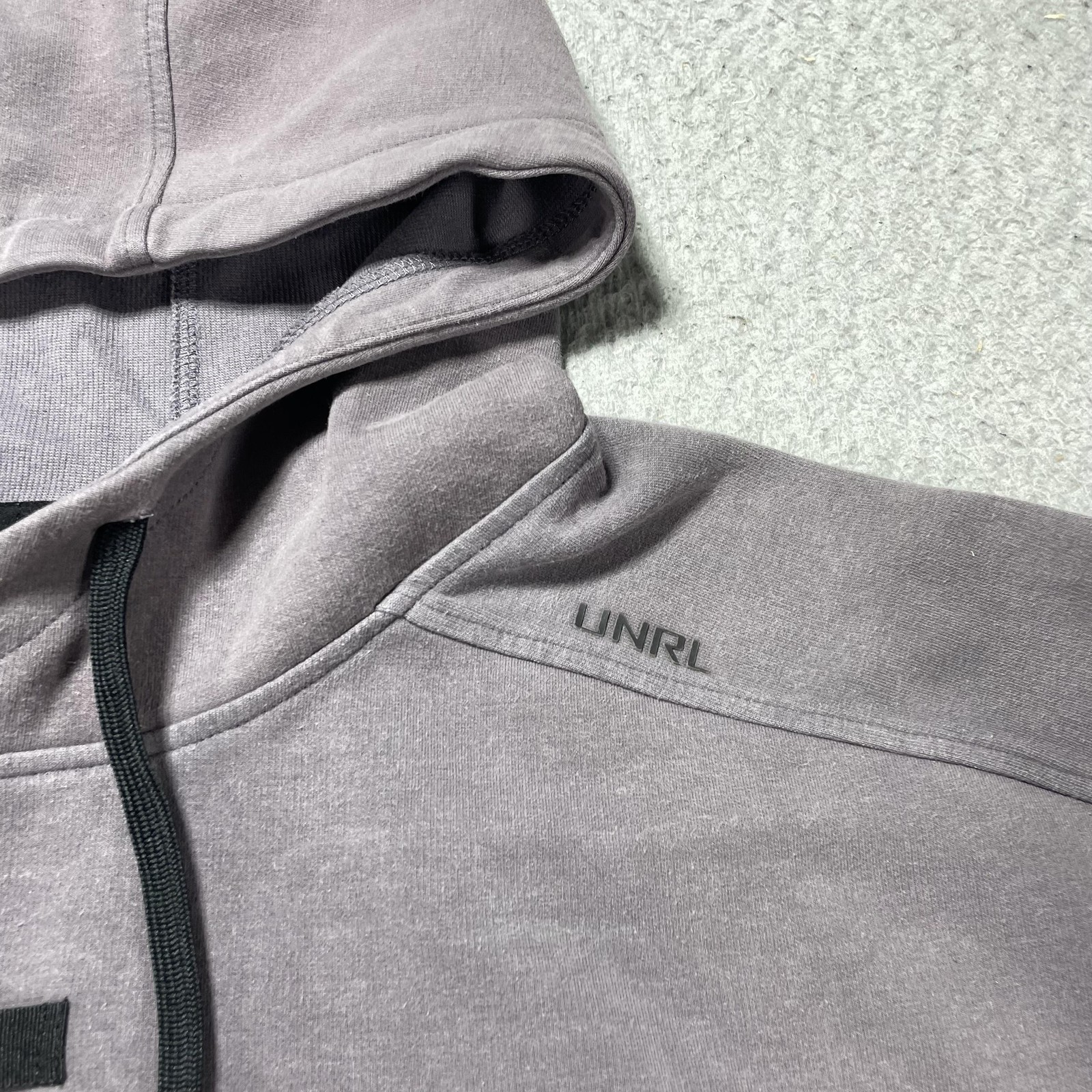 UNRL Hoodie Mens Medium Gray Fleece Pullover Sweatshirt Kangaroo Pocket Logo