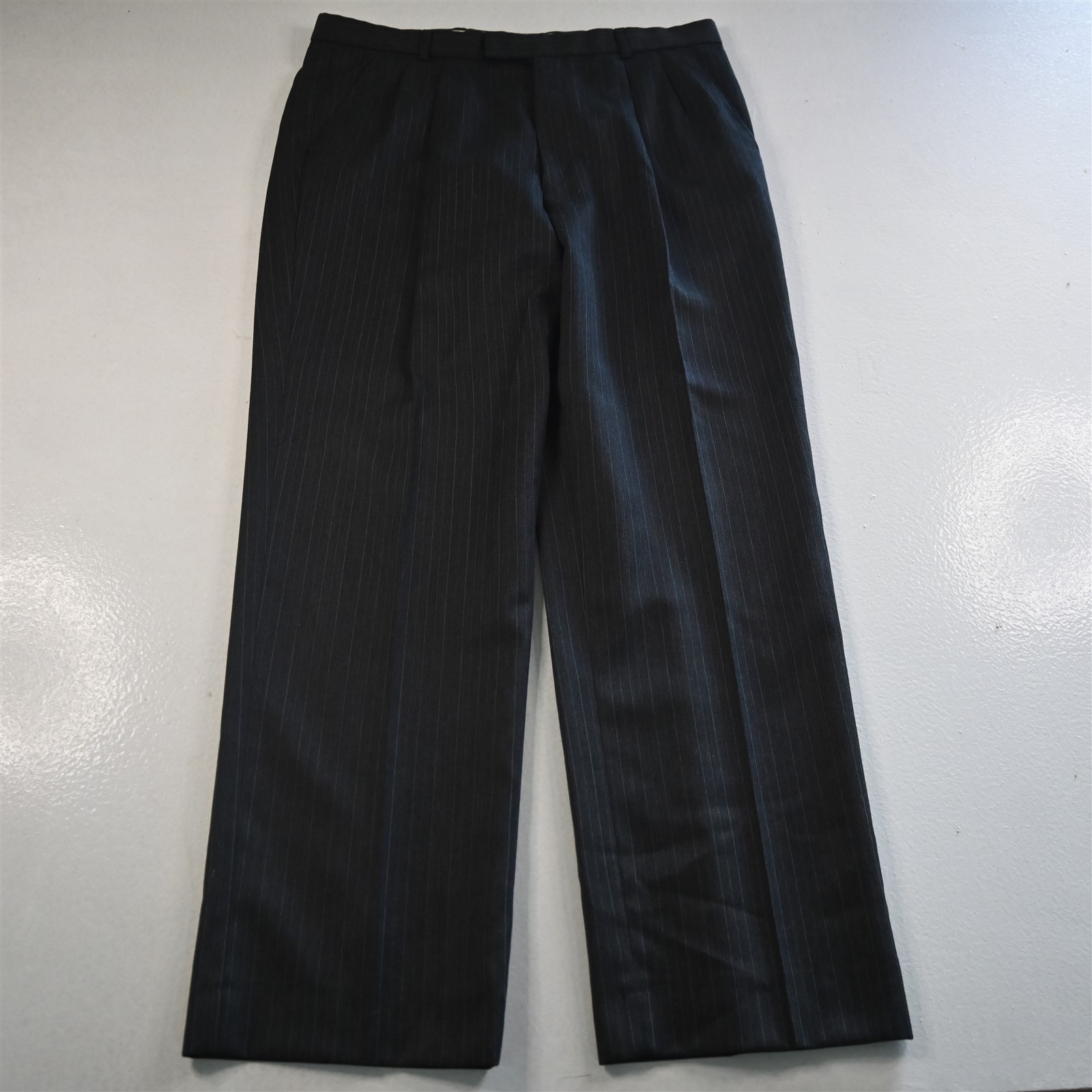 Alexandre 40S 33×30 Gray Striped Super Fine Trevira Mens Jacket Pants Suit