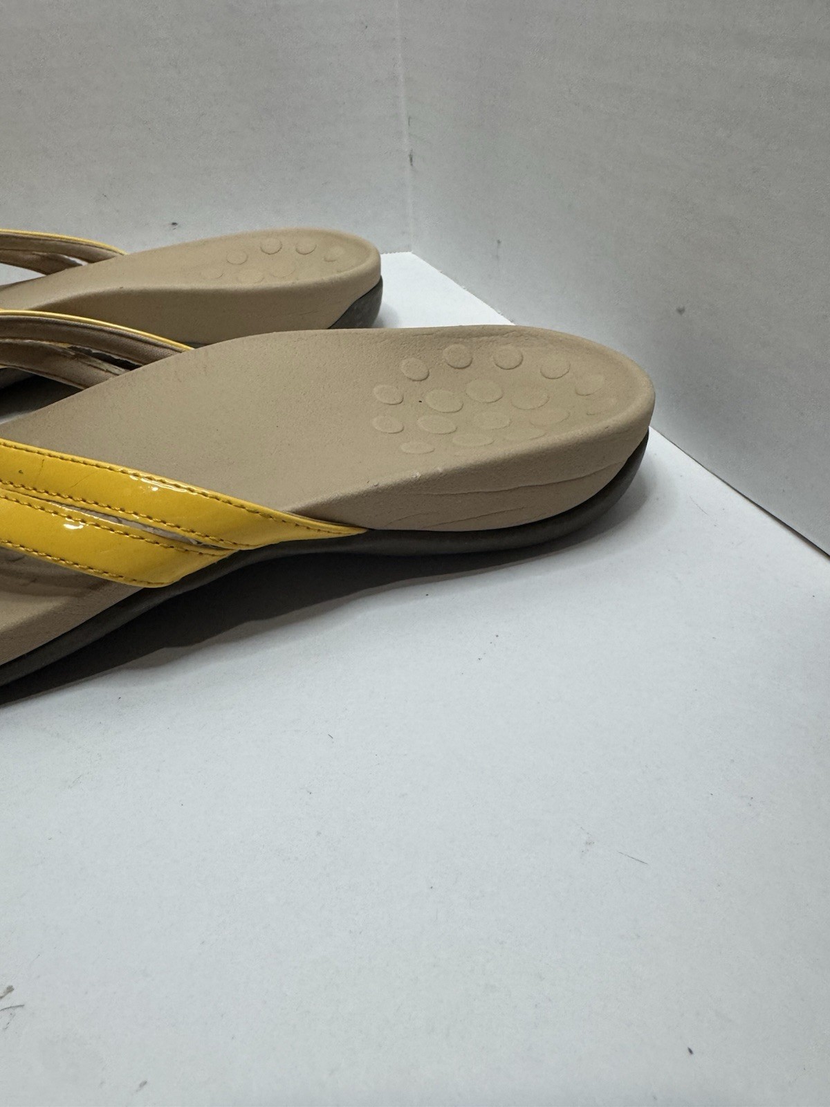 Vionic Bella II Yellow Patent Toe-Post Slip On Sandals Size 11 Bow Slide Comfy