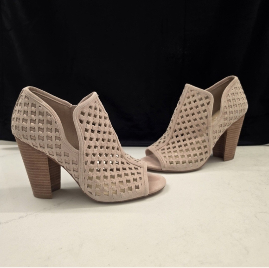VINCE CAMUTO Perforated Peep Toe Booties Nude Blush Block Heel Size 9