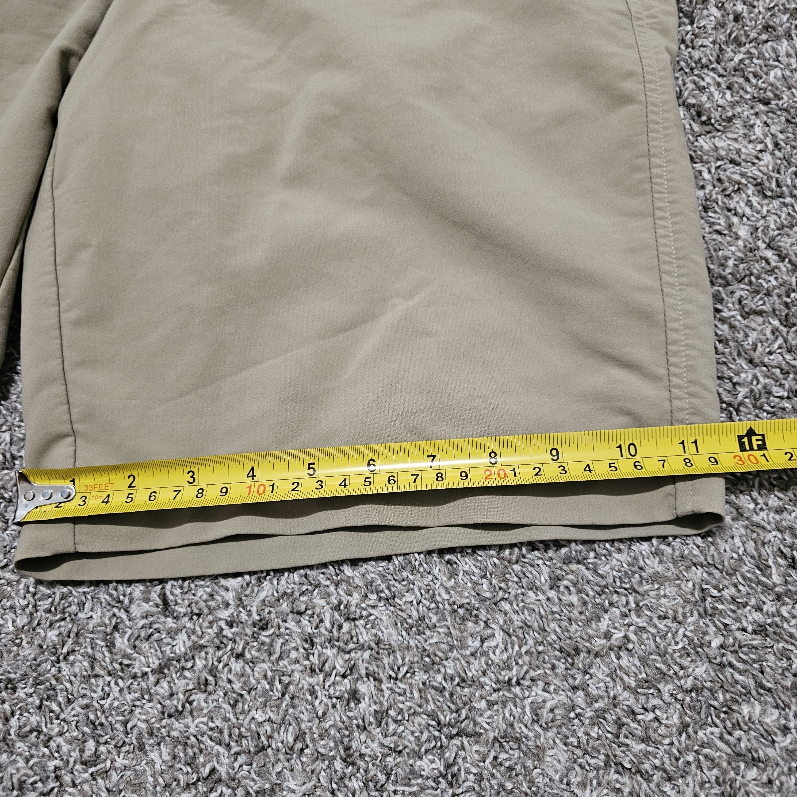Under Armour Men’s Size 34 Golf Hiking Walking Shorts Beige Tan