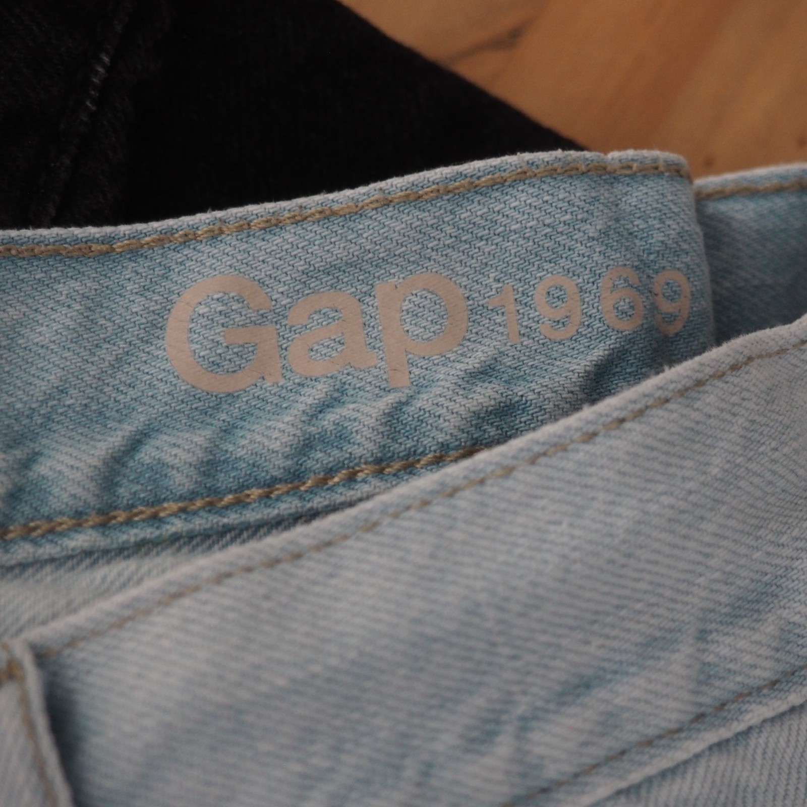 Gap 5″ inseam denim shorts frayed cut hem light blue mid rise Size 26 waist 30″
