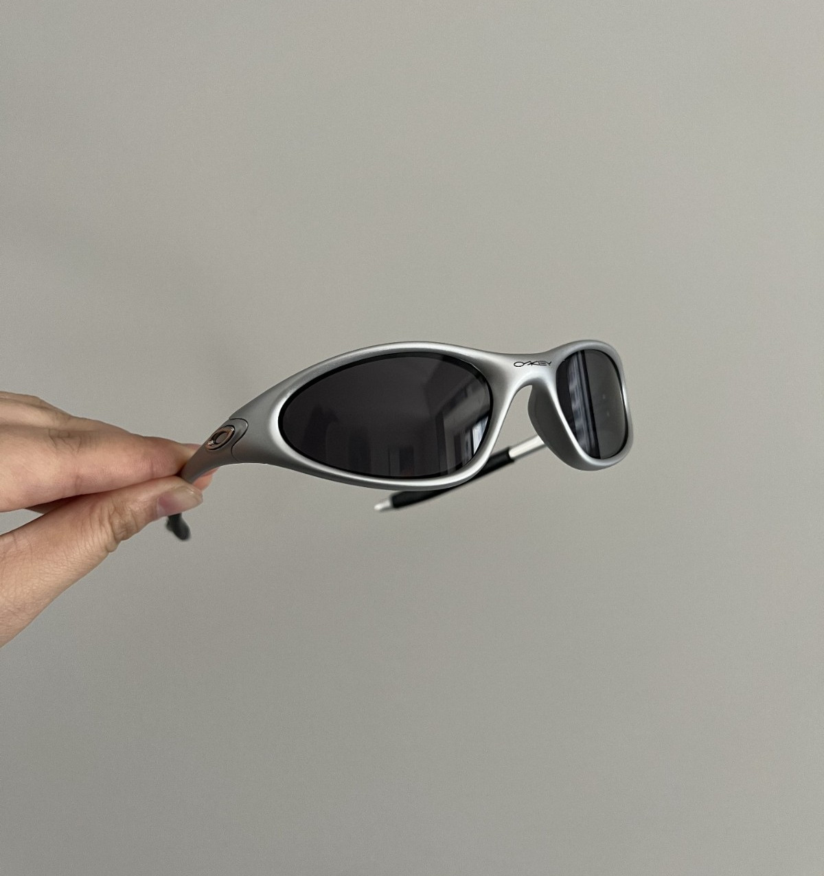Vintage Oakley Minute Gen1 Lightweight Sunglasses Silver Frames black lenses Y2K